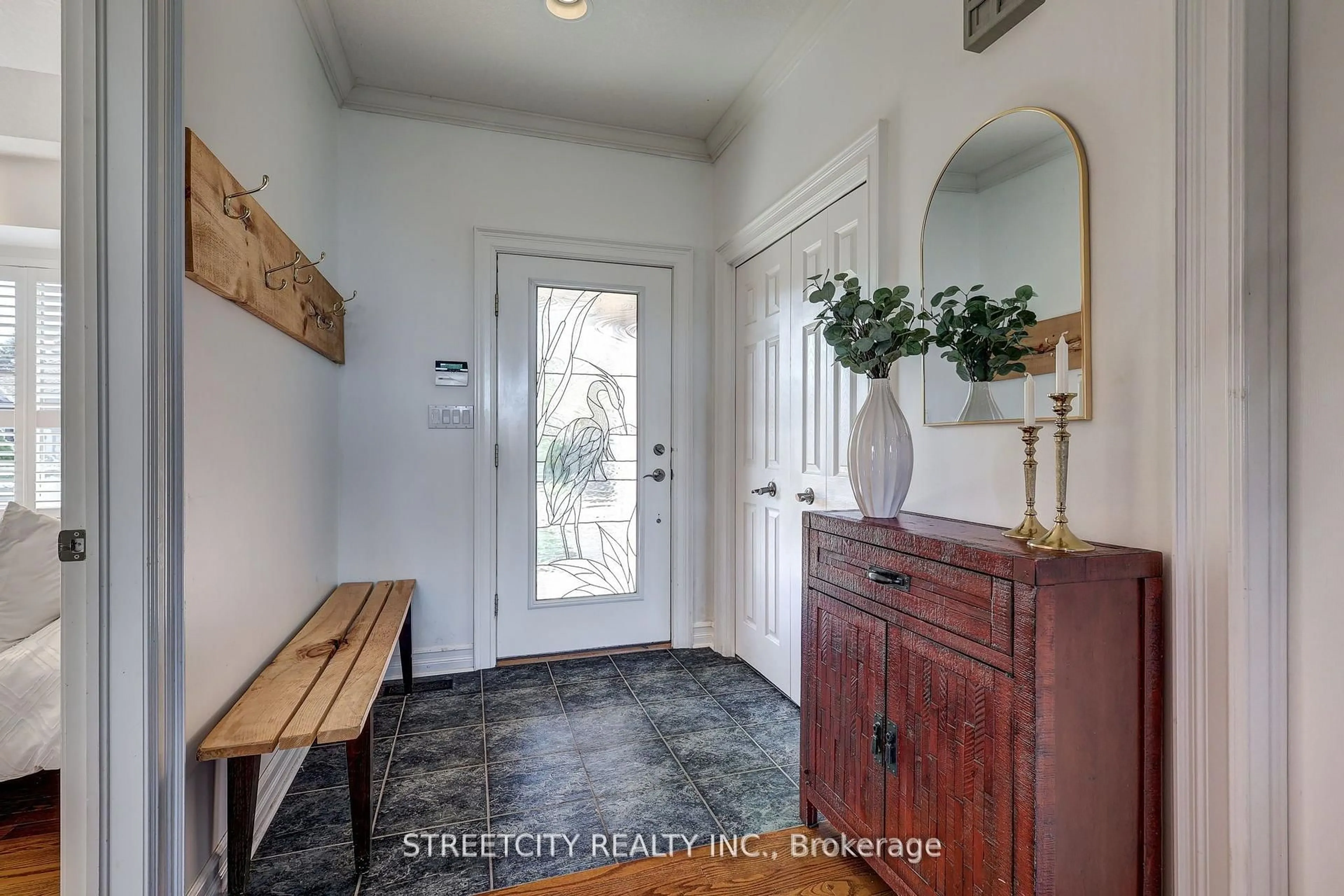 Indoor entryway for 21 Beechwood Circ, St. Thomas Ontario N5R 6K4