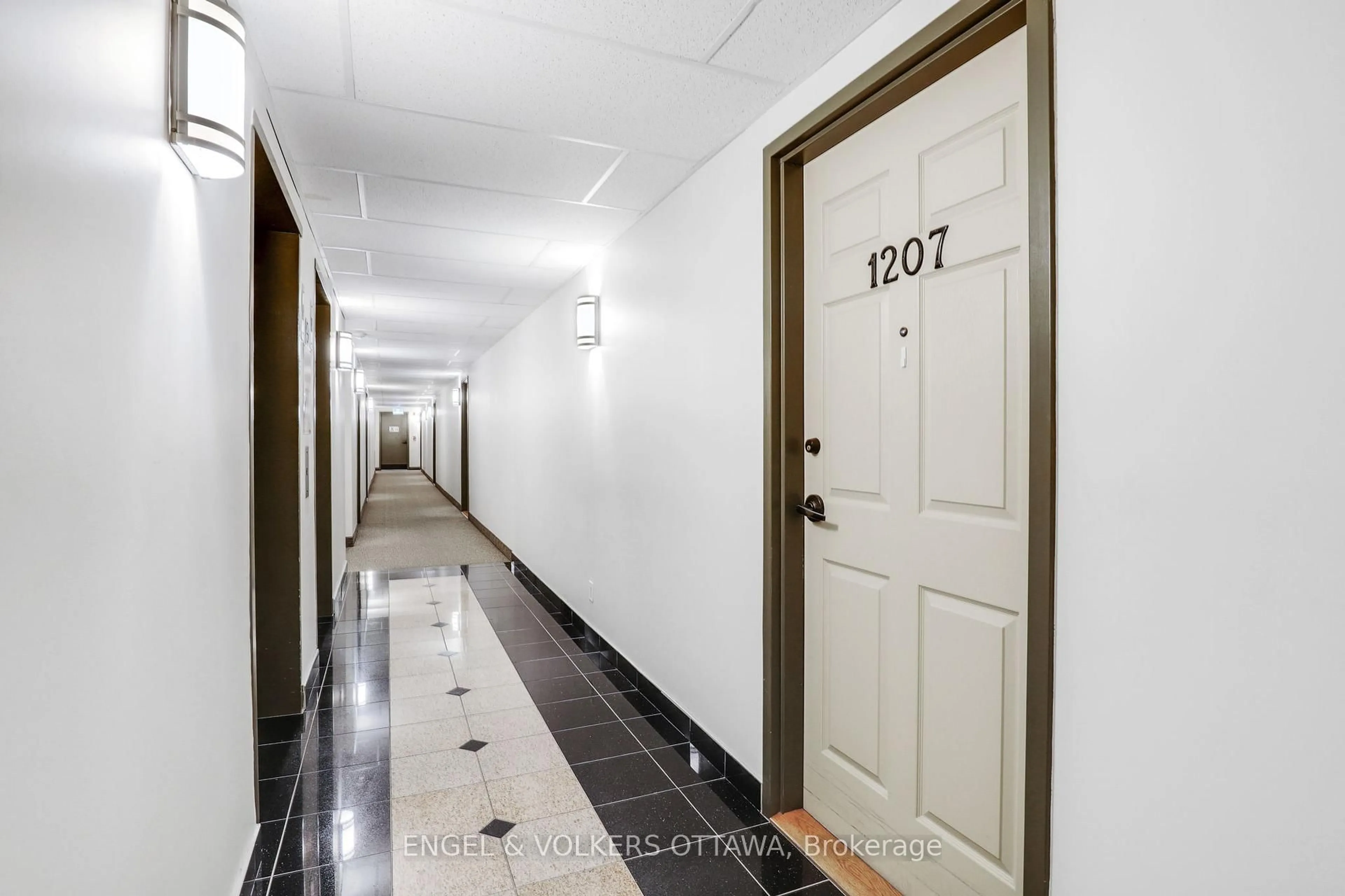 Indoor foyer for 120 Grant Carman Dr #1207, Ottawa Ontario K2E 1C8
