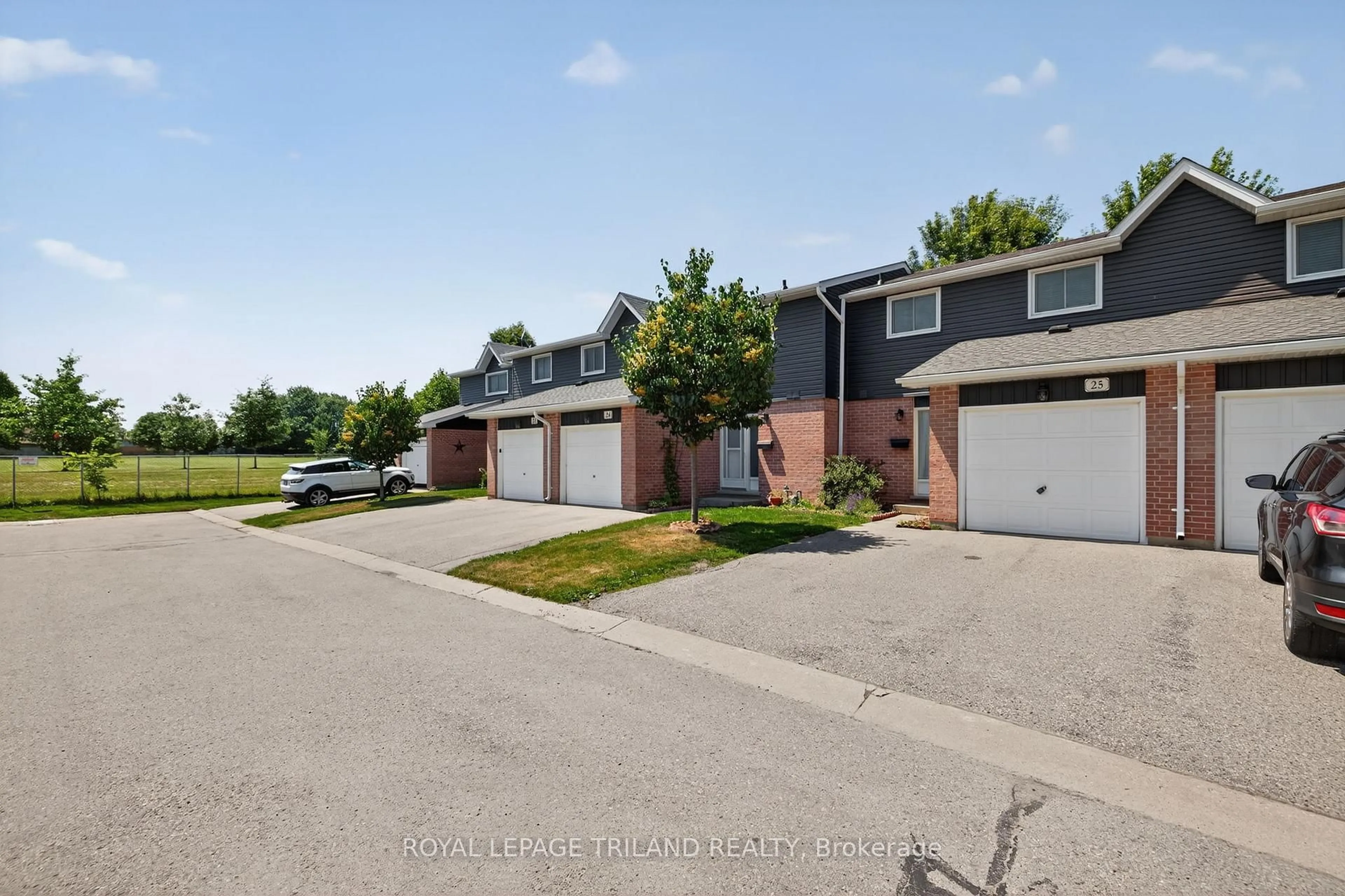 A pic from outside/outdoor area/front of a property/back of a property/a pic from drone, street for 131 Bonaventure Dr #25, London East Ontario N5V 4H8