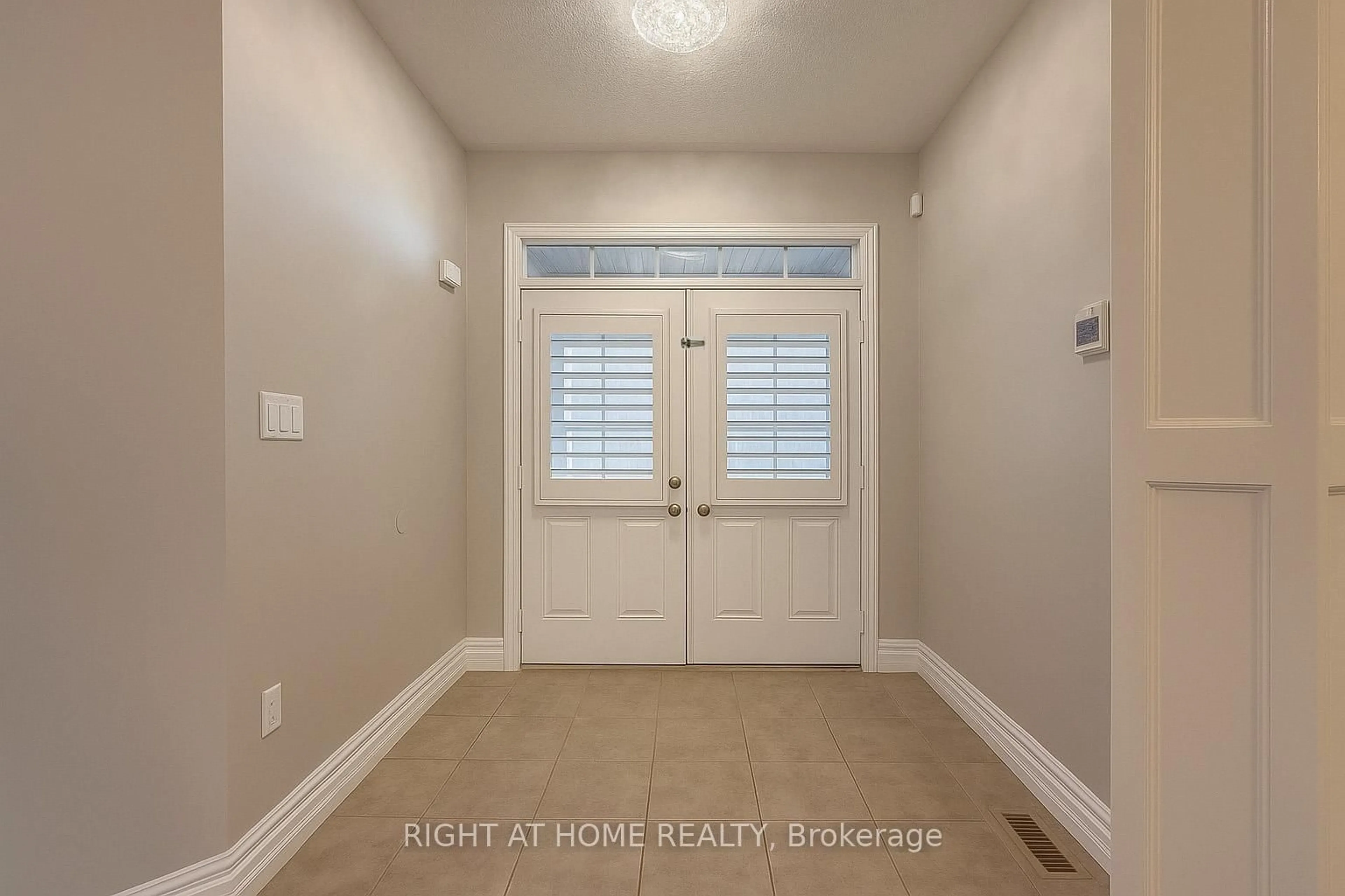 Indoor entryway for 1294 Baseline Rd, Hamilton Ontario L8E 0E4