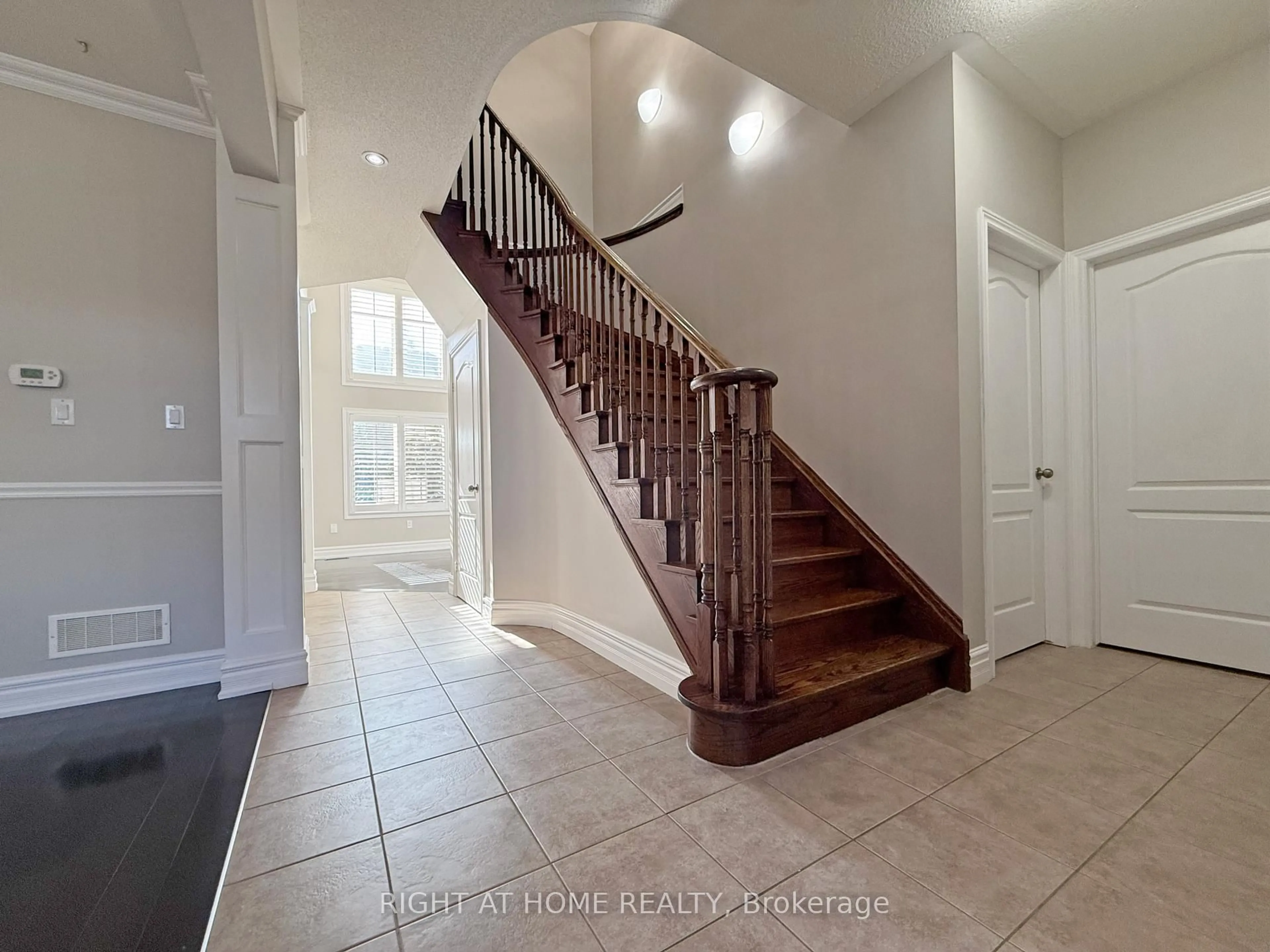 Indoor entryway for 1294 Baseline Rd, Hamilton Ontario L8E 0E4