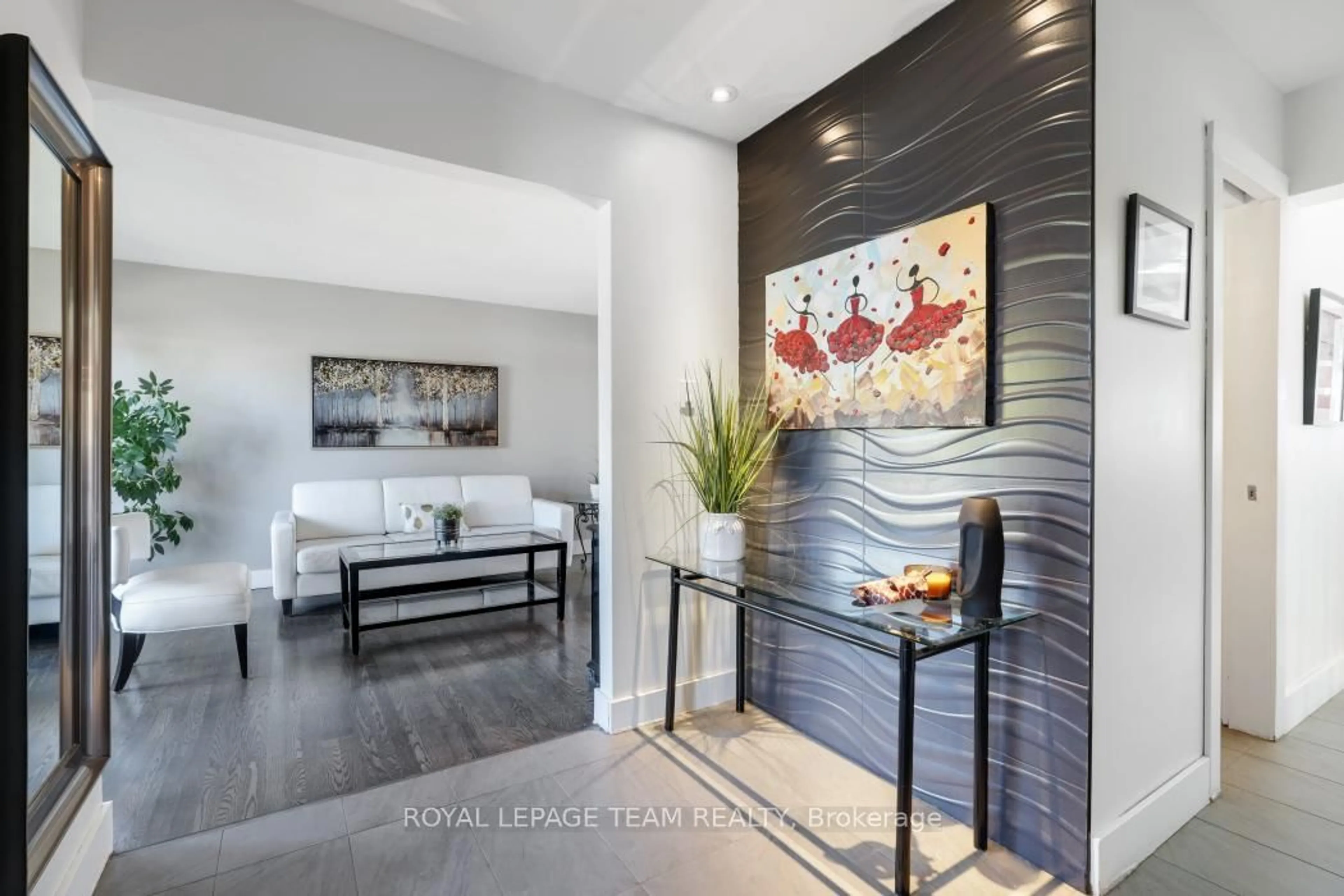 Indoor entryway for 28 Holitman Dr, Barrhaven Ontario K2J 2A9