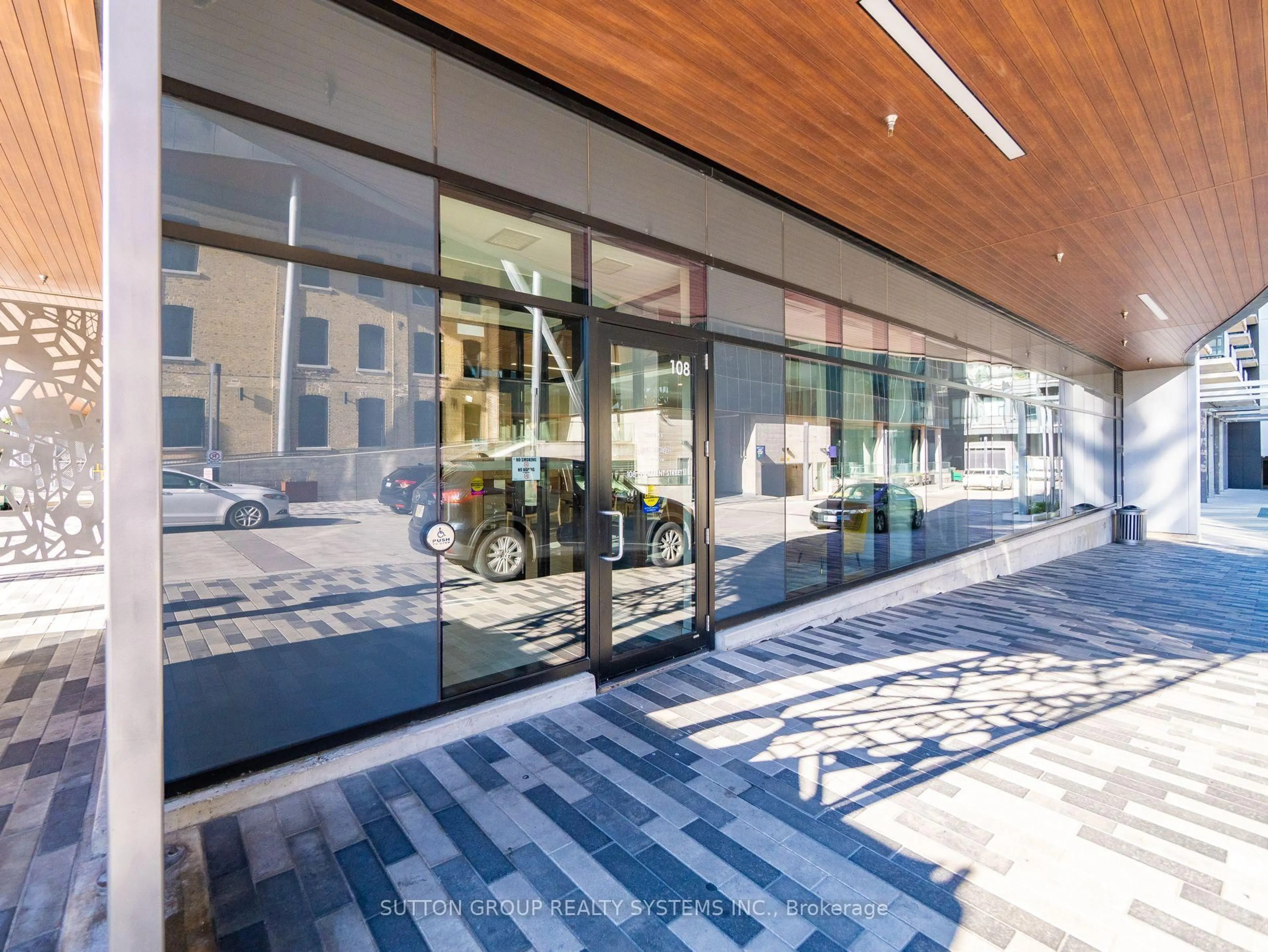 Indoor foyer for 108 Garment St #404, Kitchener Ontario N2G 0E2