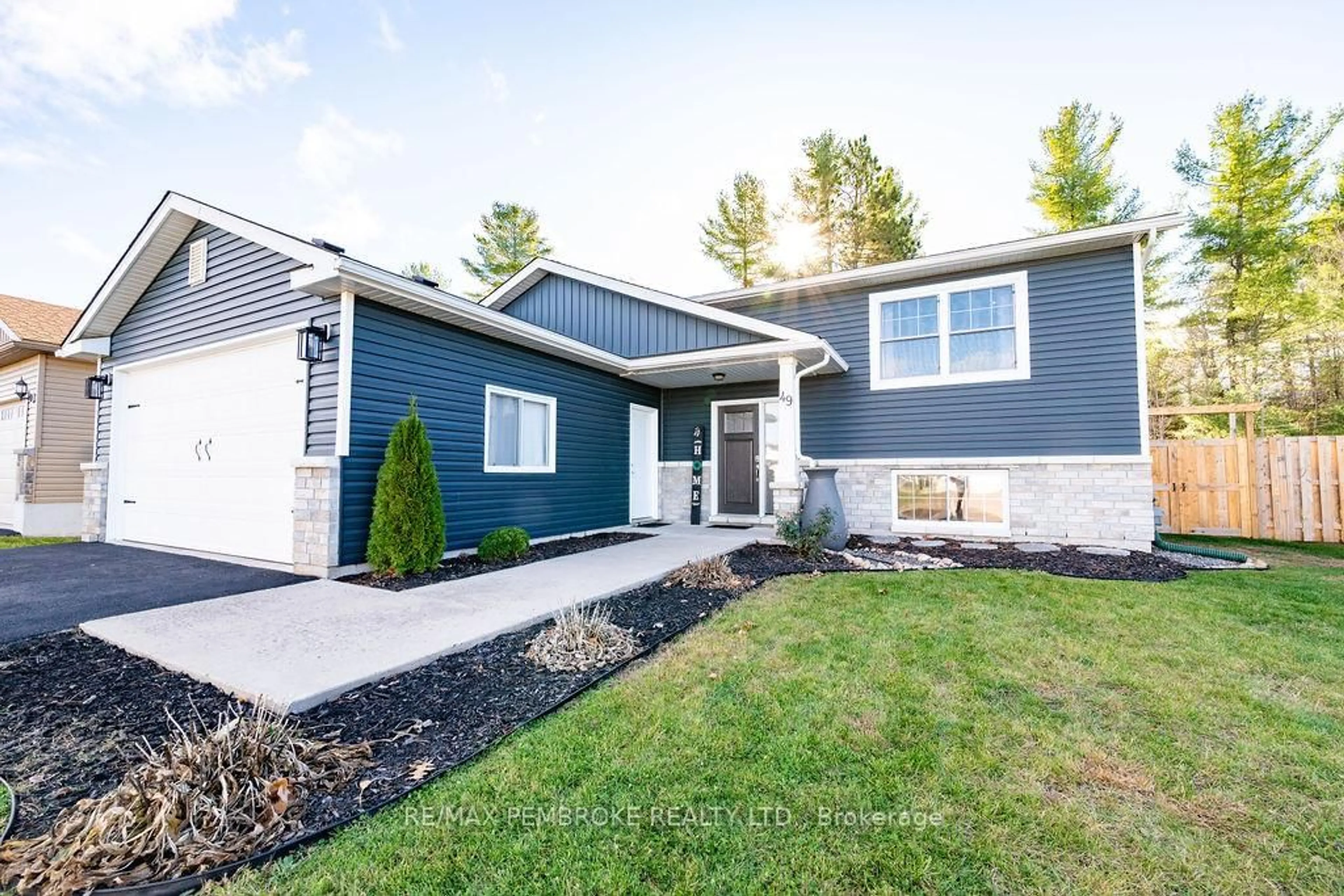 Home with vinyl exterior material, street for 49 Dustin Dr, Petawawa Ontario K8H 0G3