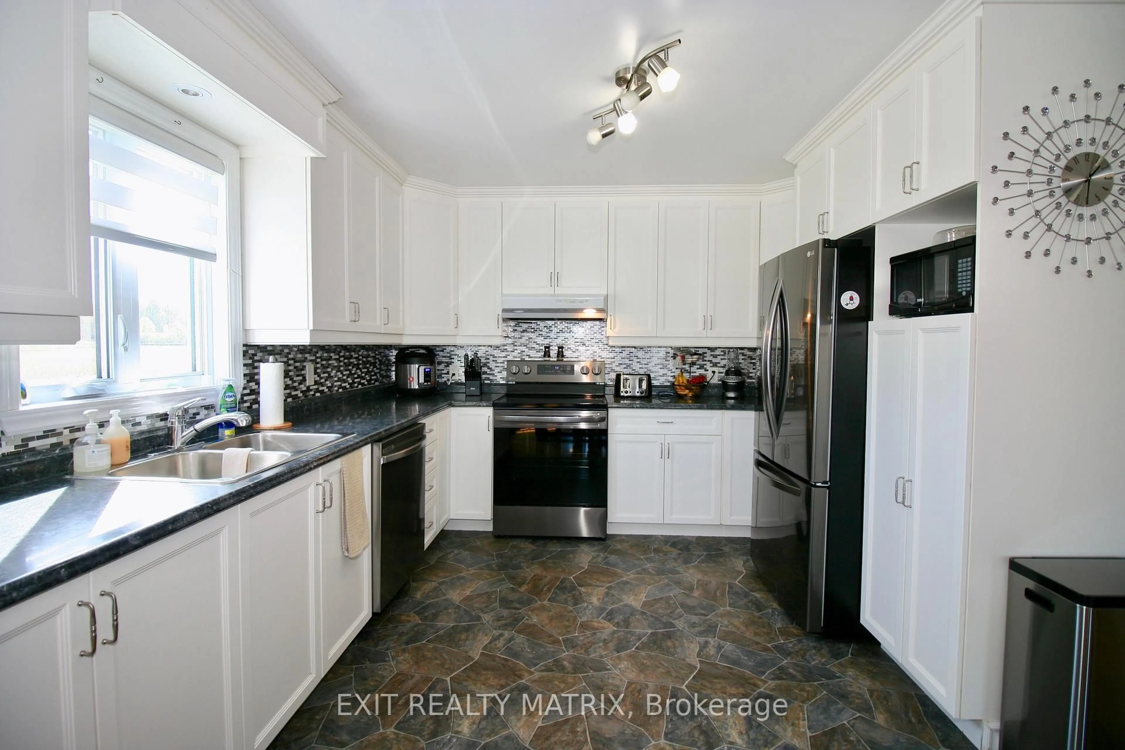 Standard kitchen, ceramic/tile floor for 3532-3534 Front Rd, East Hawkesbury Ontario K6A 2R2