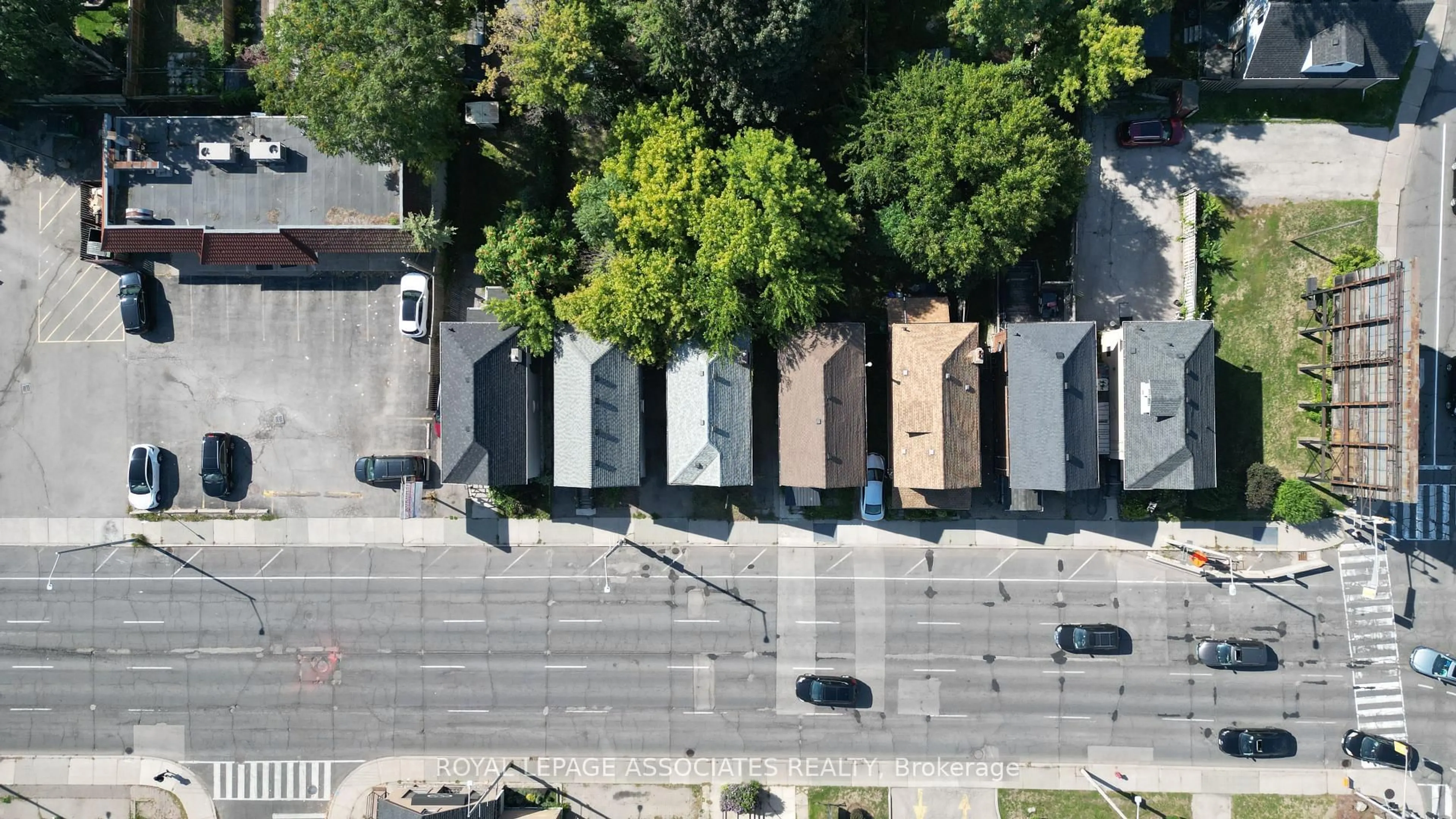 A pic from outside/outdoor area/front of a property/back of a property/a pic from drone, street for 455 Main St, Hamilton Ontario L8P 1K5