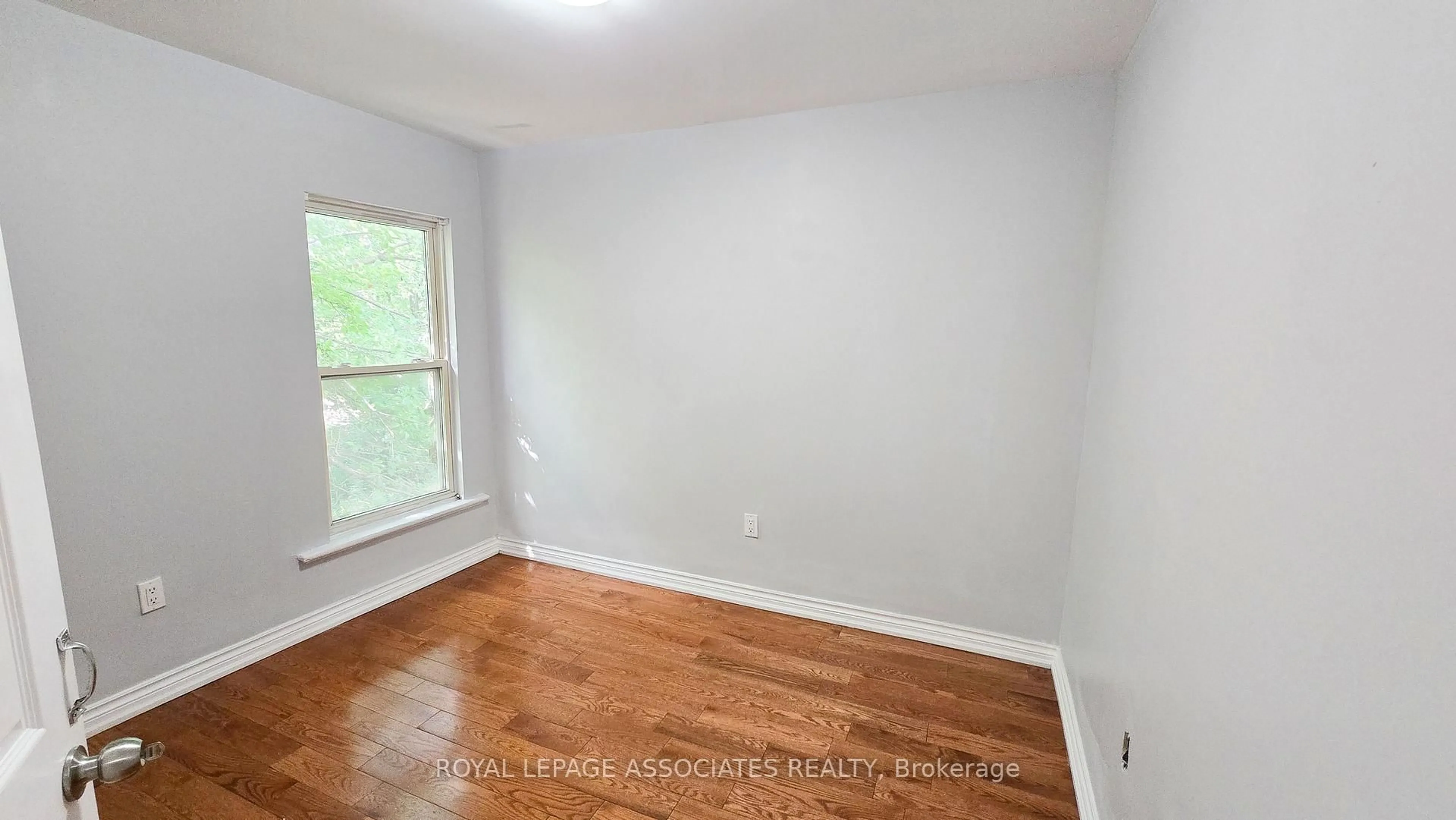 A pic of a room for 455 Main St, Hamilton Ontario L8P 1K5