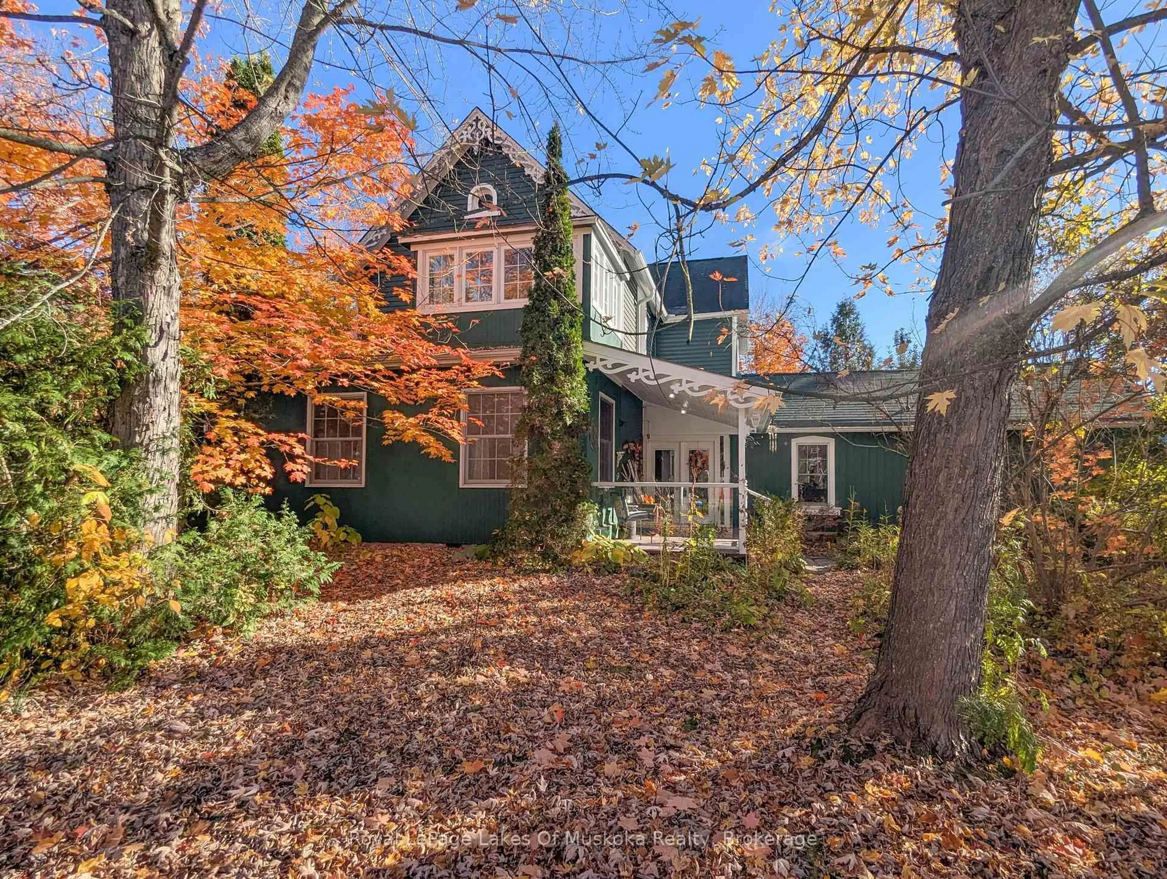 A pic from outside/outdoor area/front of a property/back of a property/a pic from drone, street for 86 Quebec St, Bracebridge Ontario P1L 2A4