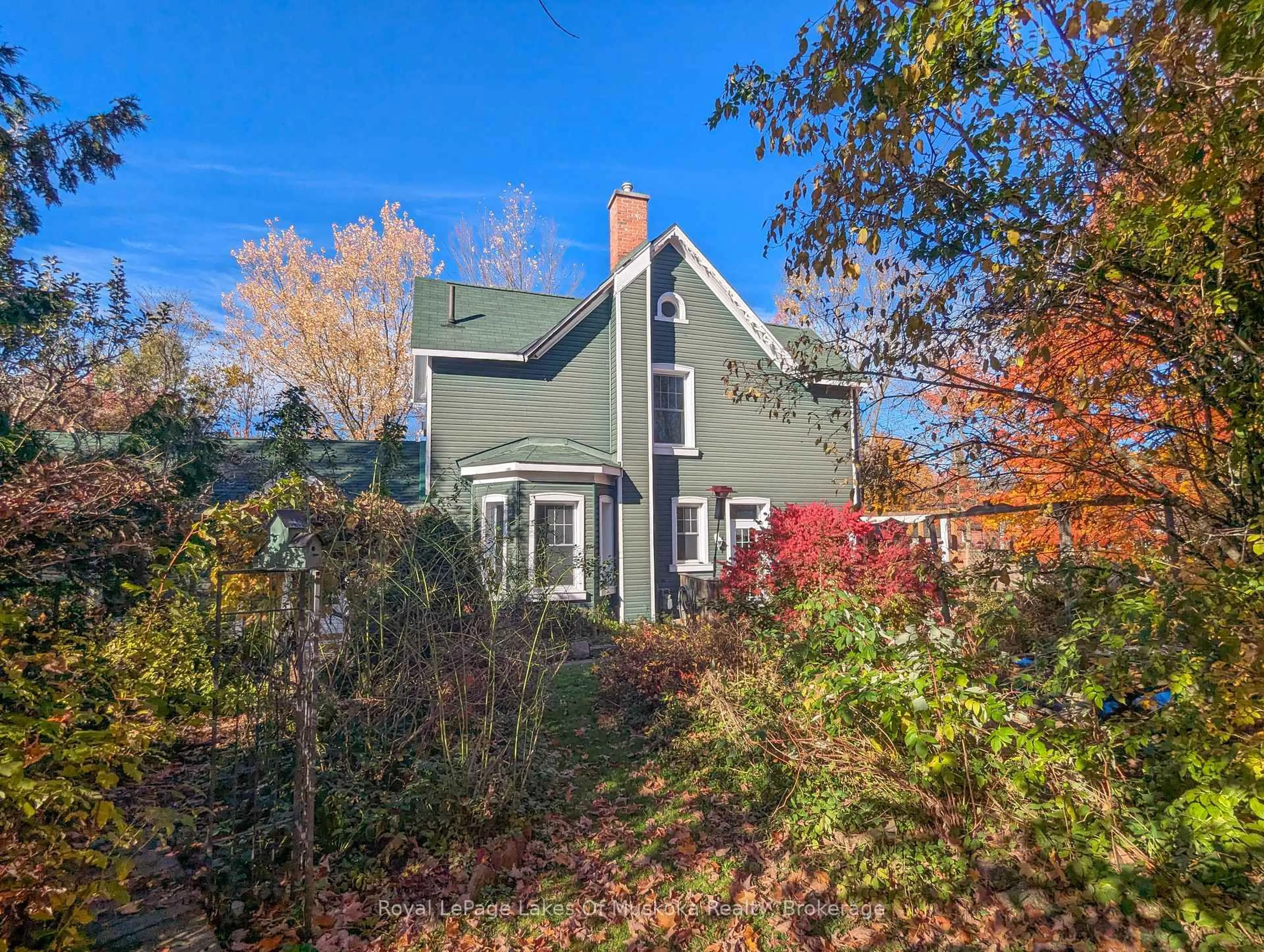 A pic from outside/outdoor area/front of a property/back of a property/a pic from drone, unknown for 86 Quebec St, Bracebridge Ontario P1L 2A4