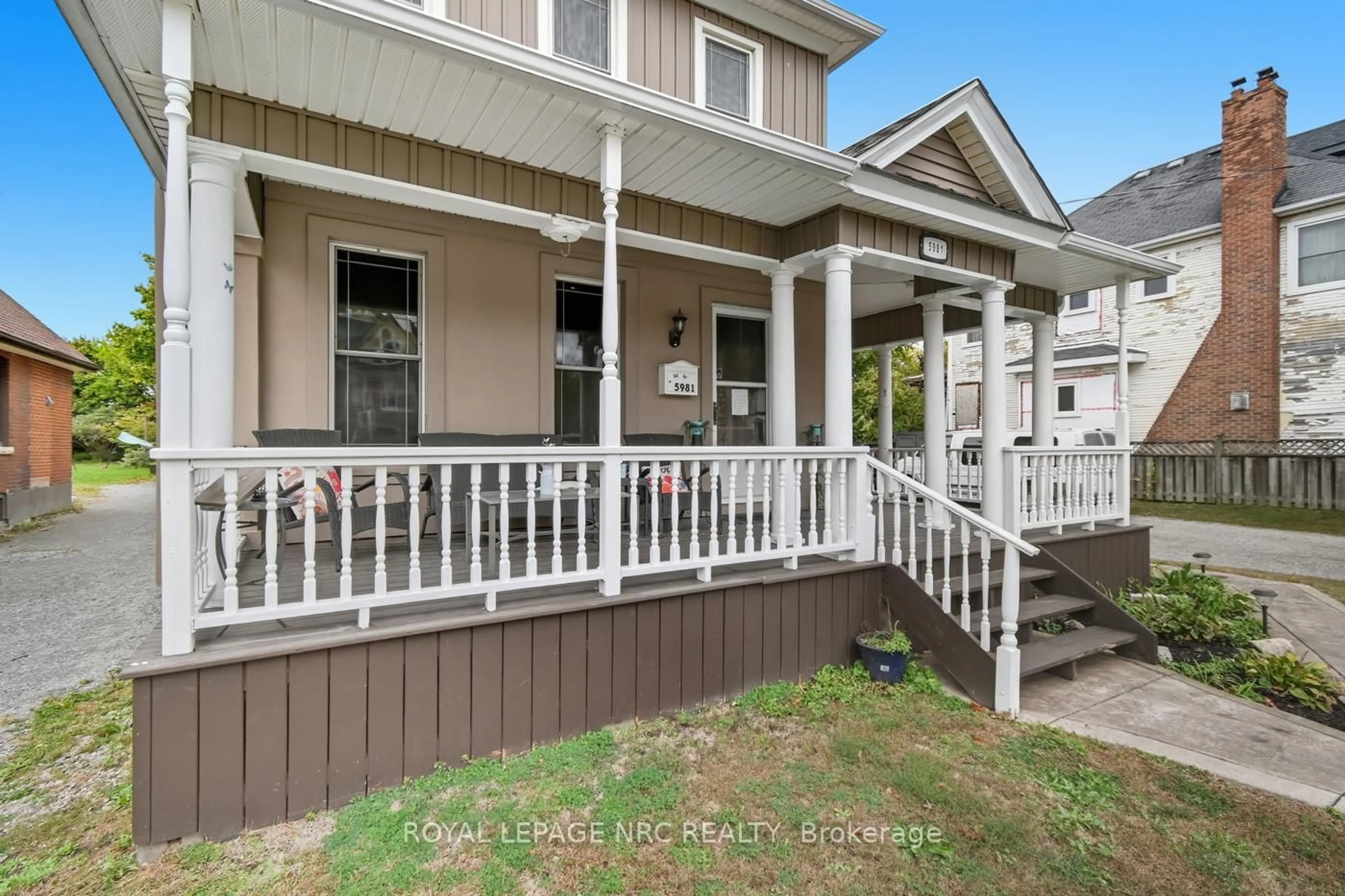 Home with vinyl exterior material, street for 5981 Culp St, Niagara Falls Ontario L2G 2B6