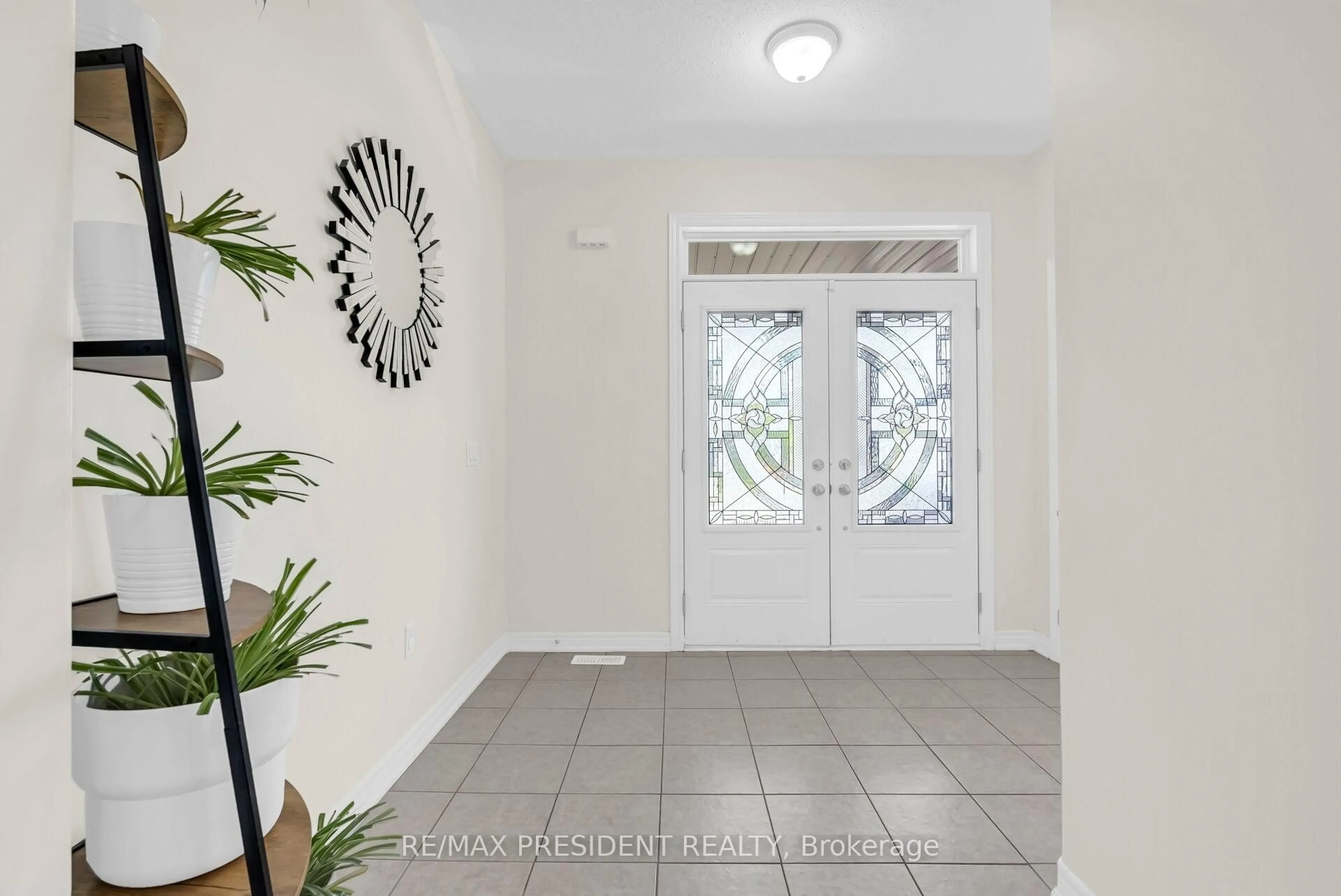 Indoor entryway for 637 Armstrong Rd, Shelburne Ontario L9V 3V6