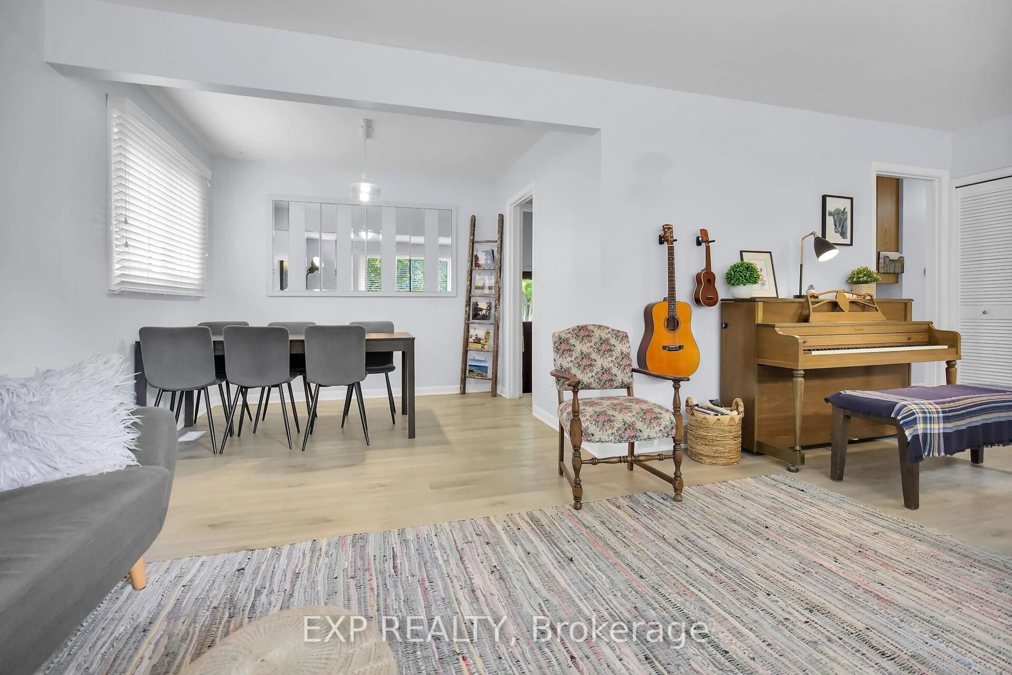 Living room with furniture, wood/laminate floor for 61 Larkspur Cres, London North Ontario N6H 3R1