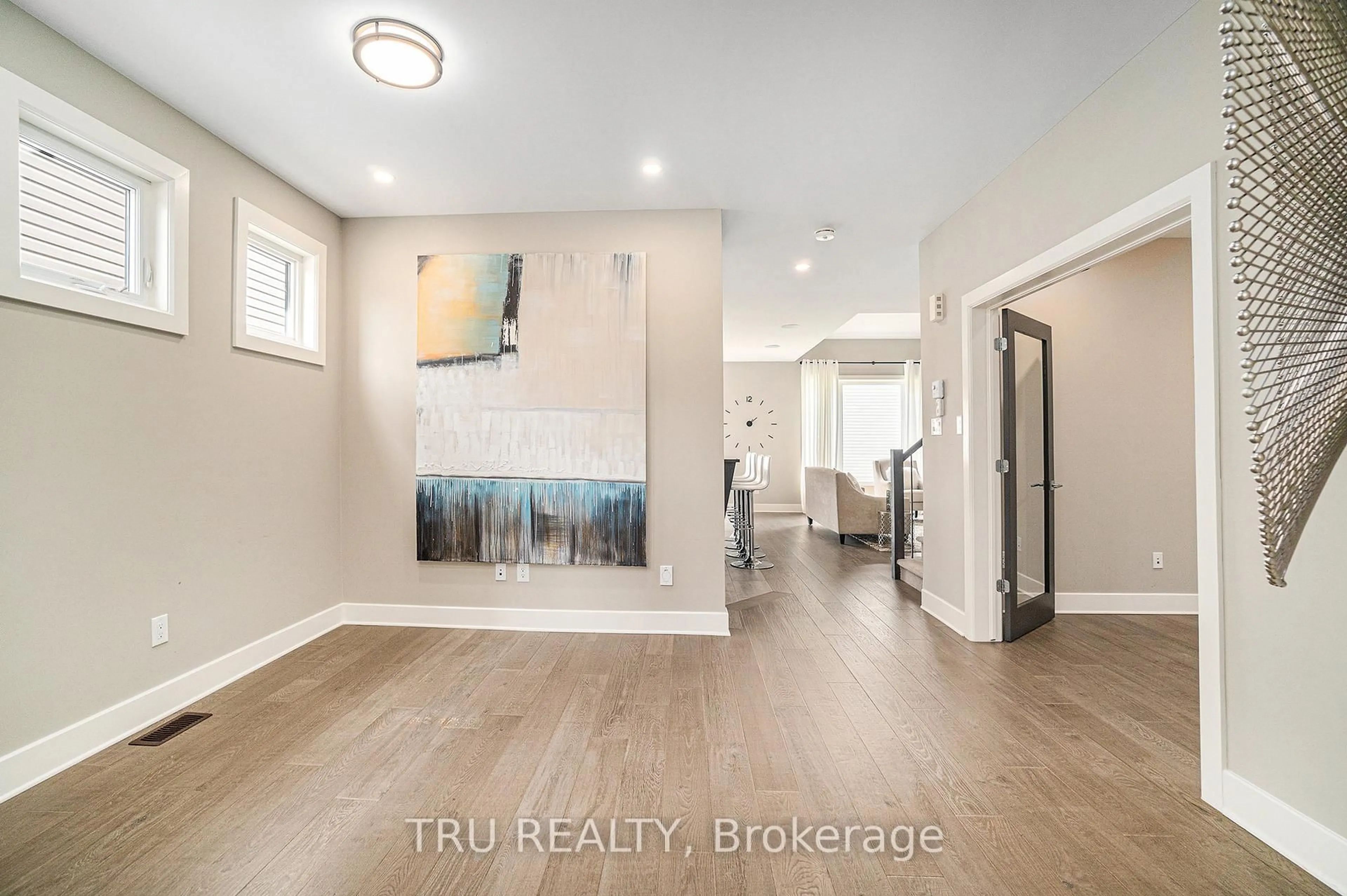 Indoor entryway for 670 Parade Dr, Ottawa Ontario K2S 0Z2