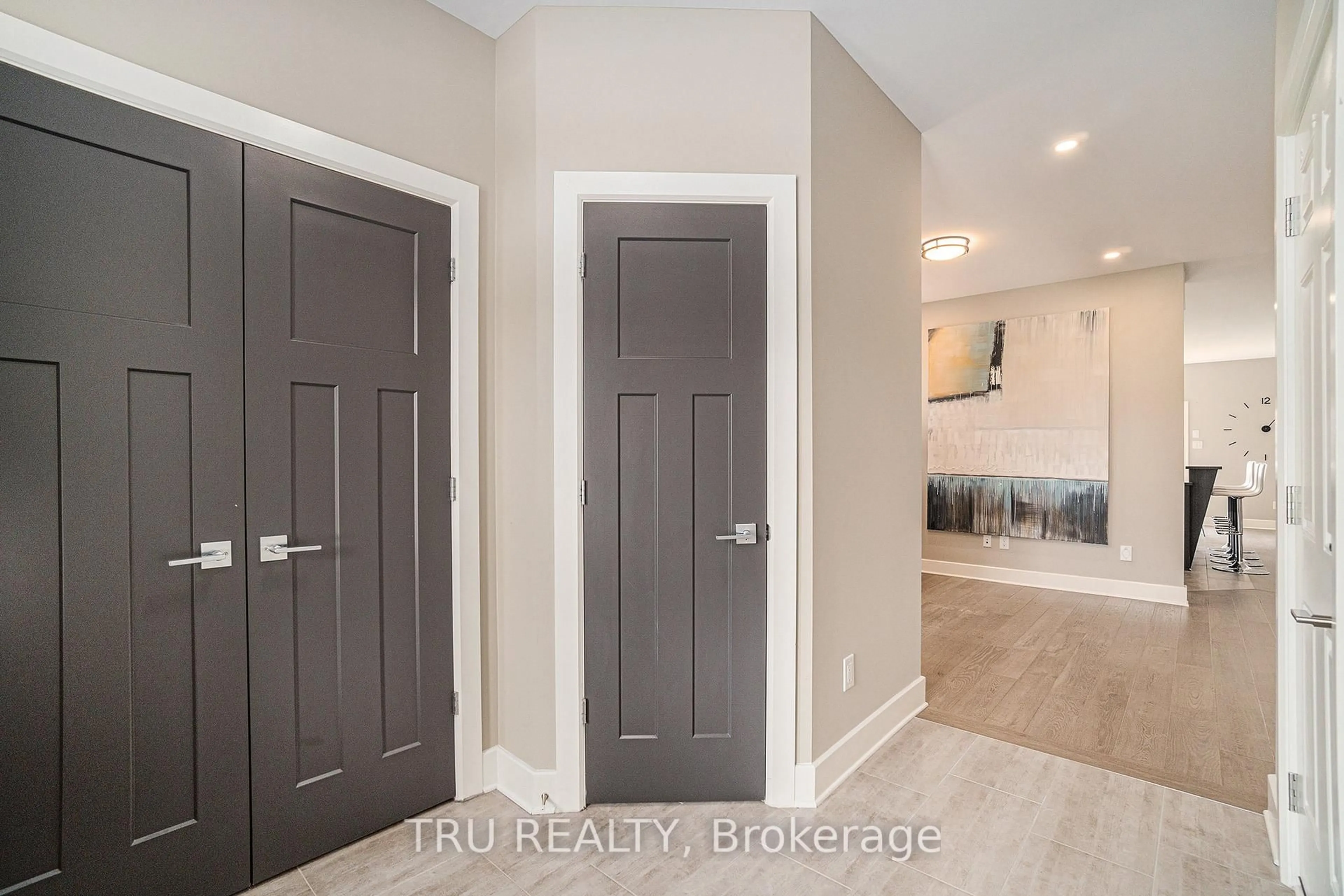 Indoor entryway for 670 Parade Dr, Ottawa Ontario K2S 0Z2