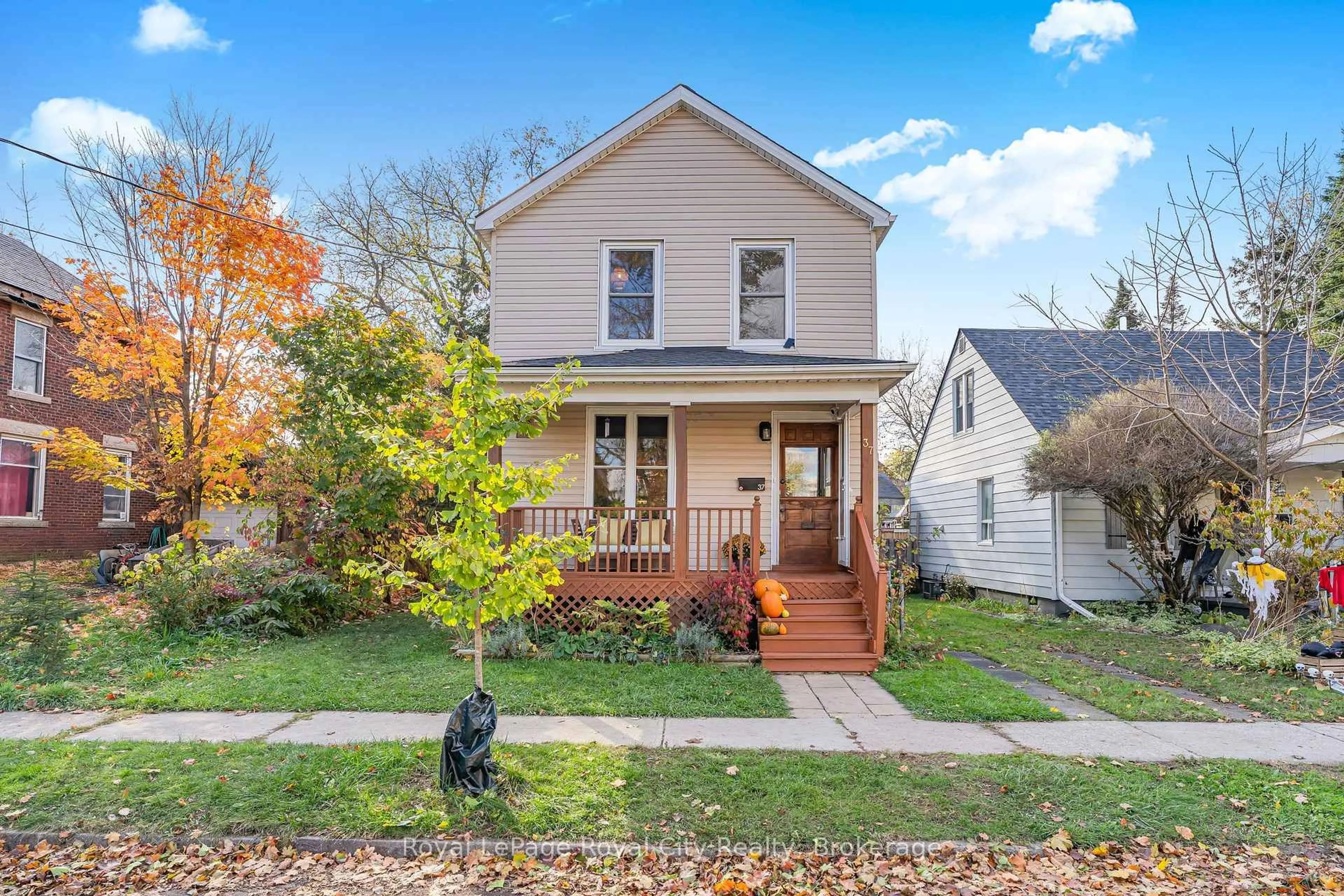 Home with vinyl exterior material, street for 37 Lawrence Ave, Guelph Ontario N1E 5Y4