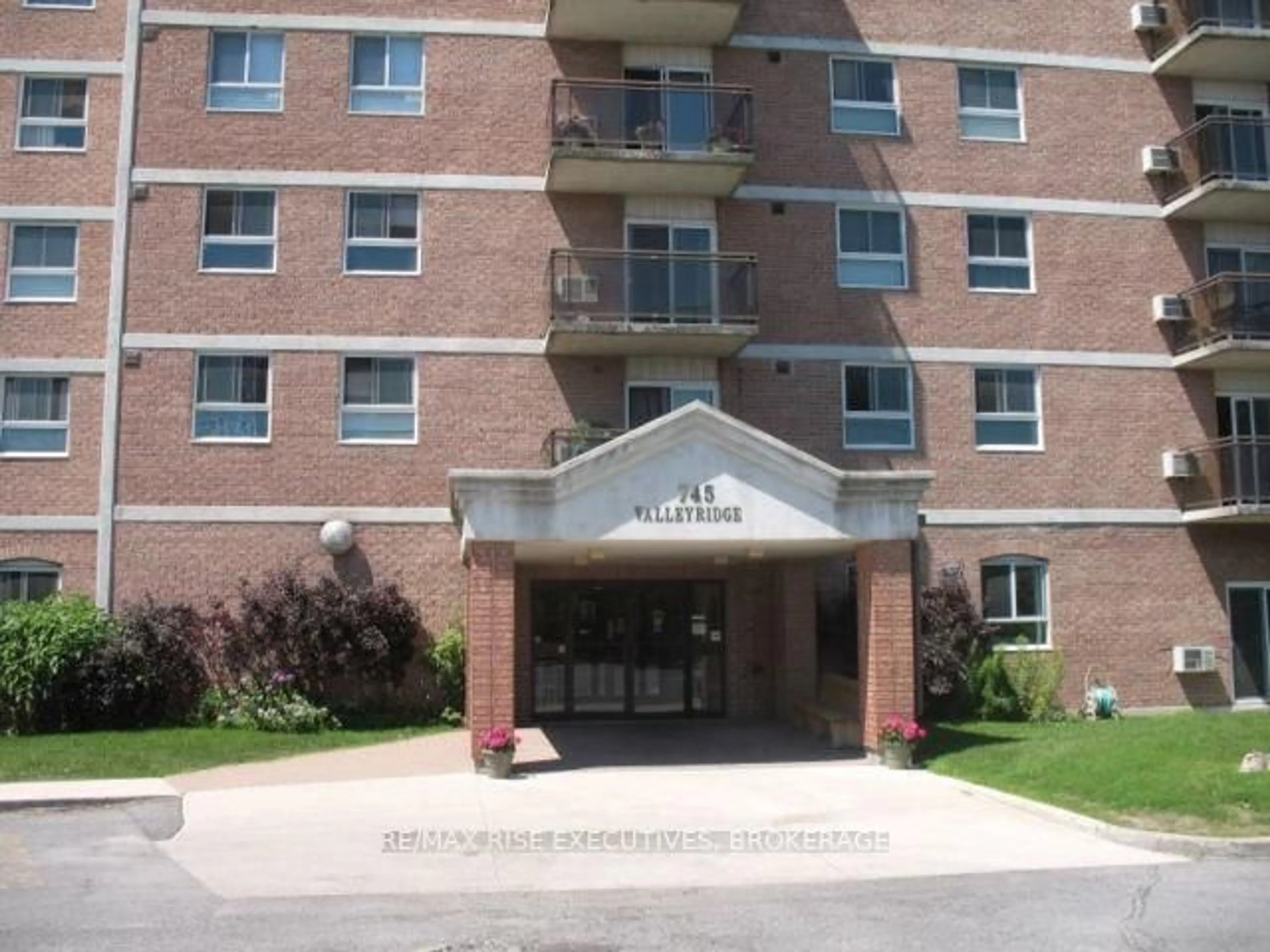 Indoor foyer for 745 Davis Dr #505, Kingston Ontario K7M 8J4