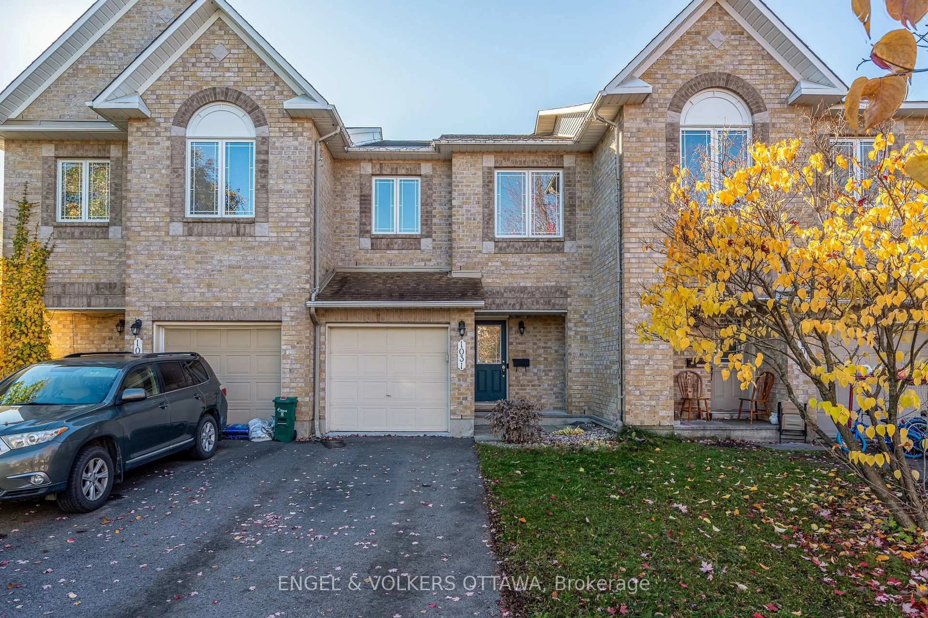 A pic from outside/outdoor area/front of a property/back of a property/a pic from drone, street for 1031 Capreol St, Orleans Ontario K4A 4Z7