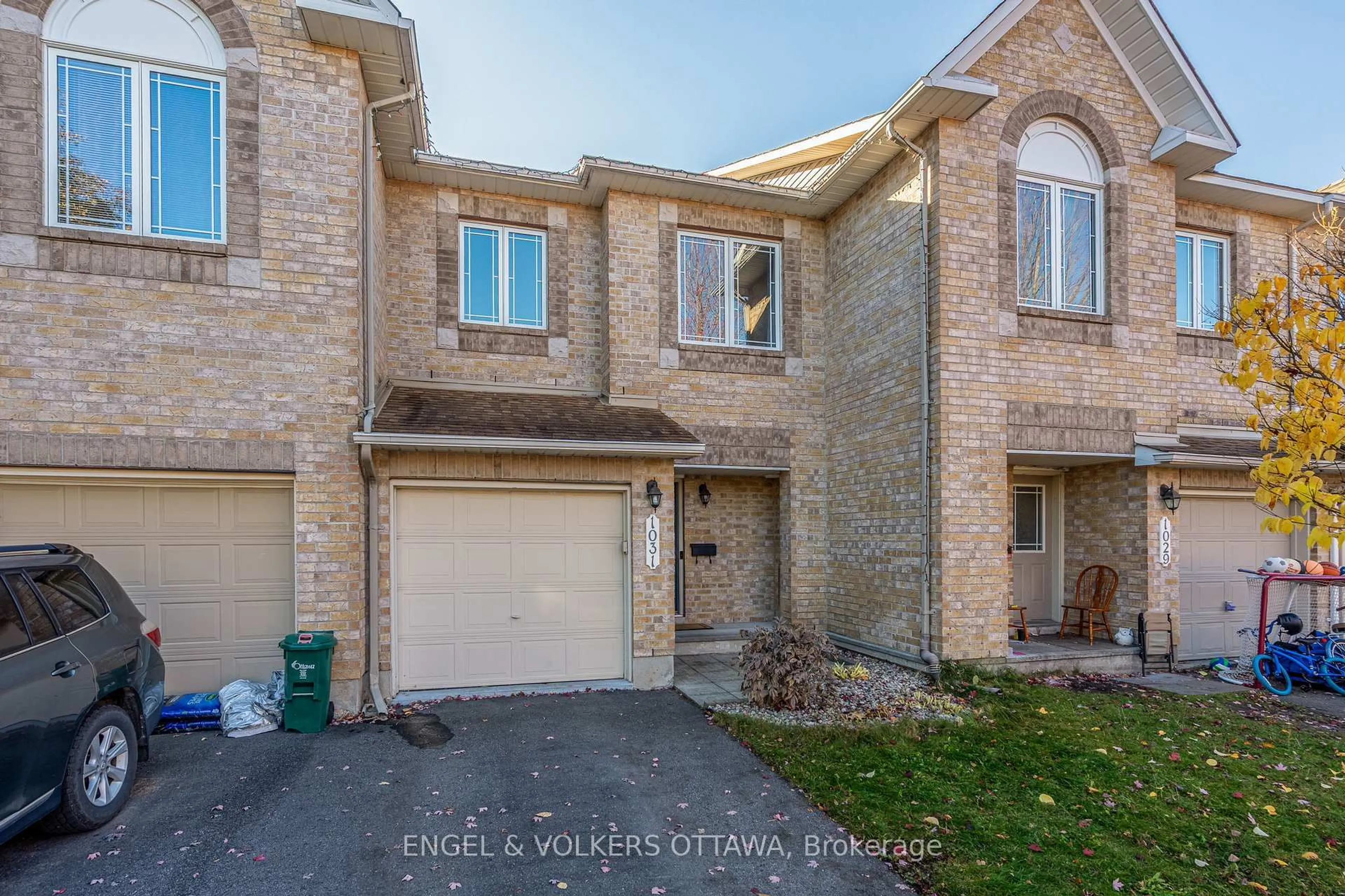 A pic from outside/outdoor area/front of a property/back of a property/a pic from drone, street for 1031 Capreol St, Orleans Ontario K4A 4Z7