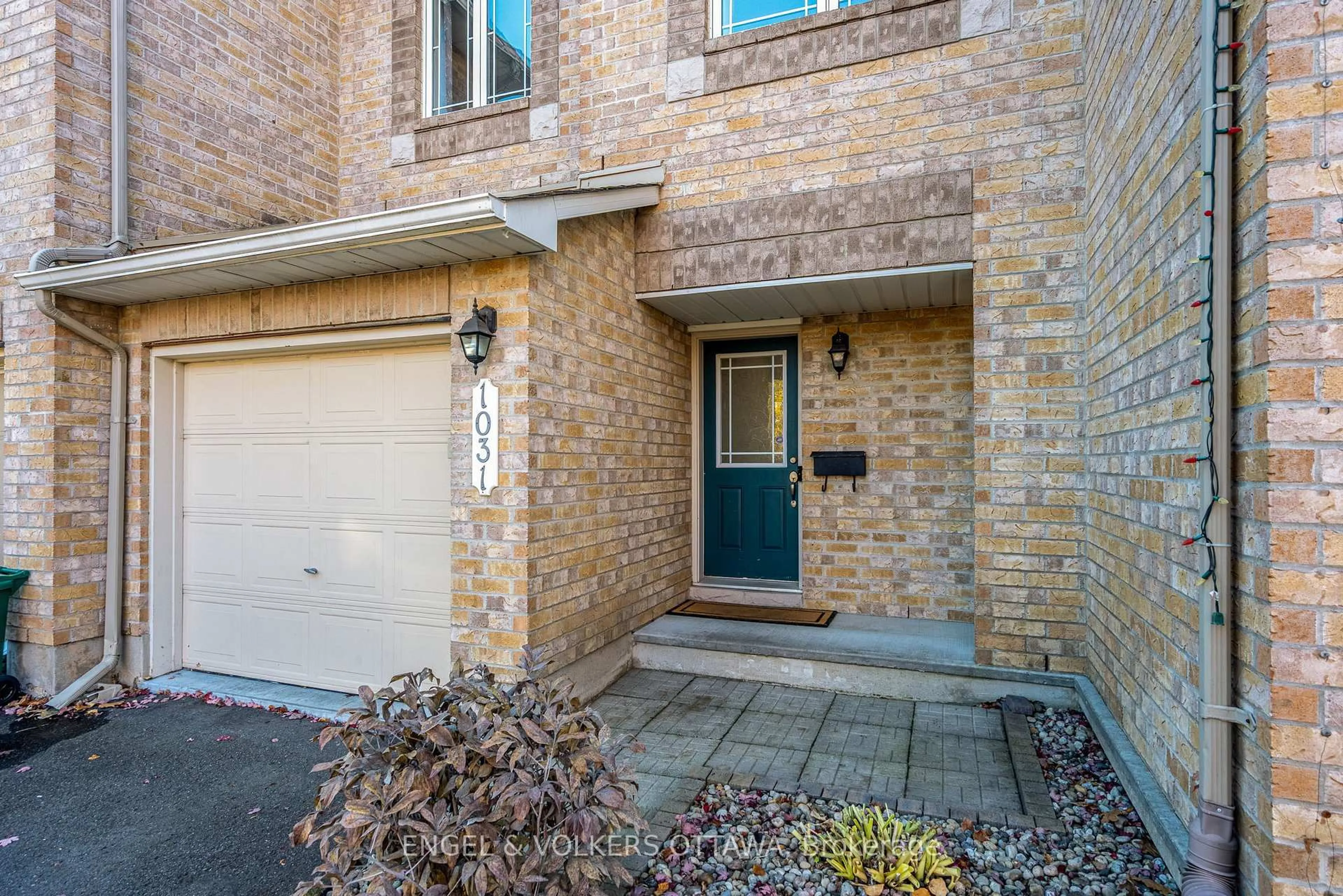 Unknown for 1031 Capreol St, Orleans Ontario K4A 4Z7