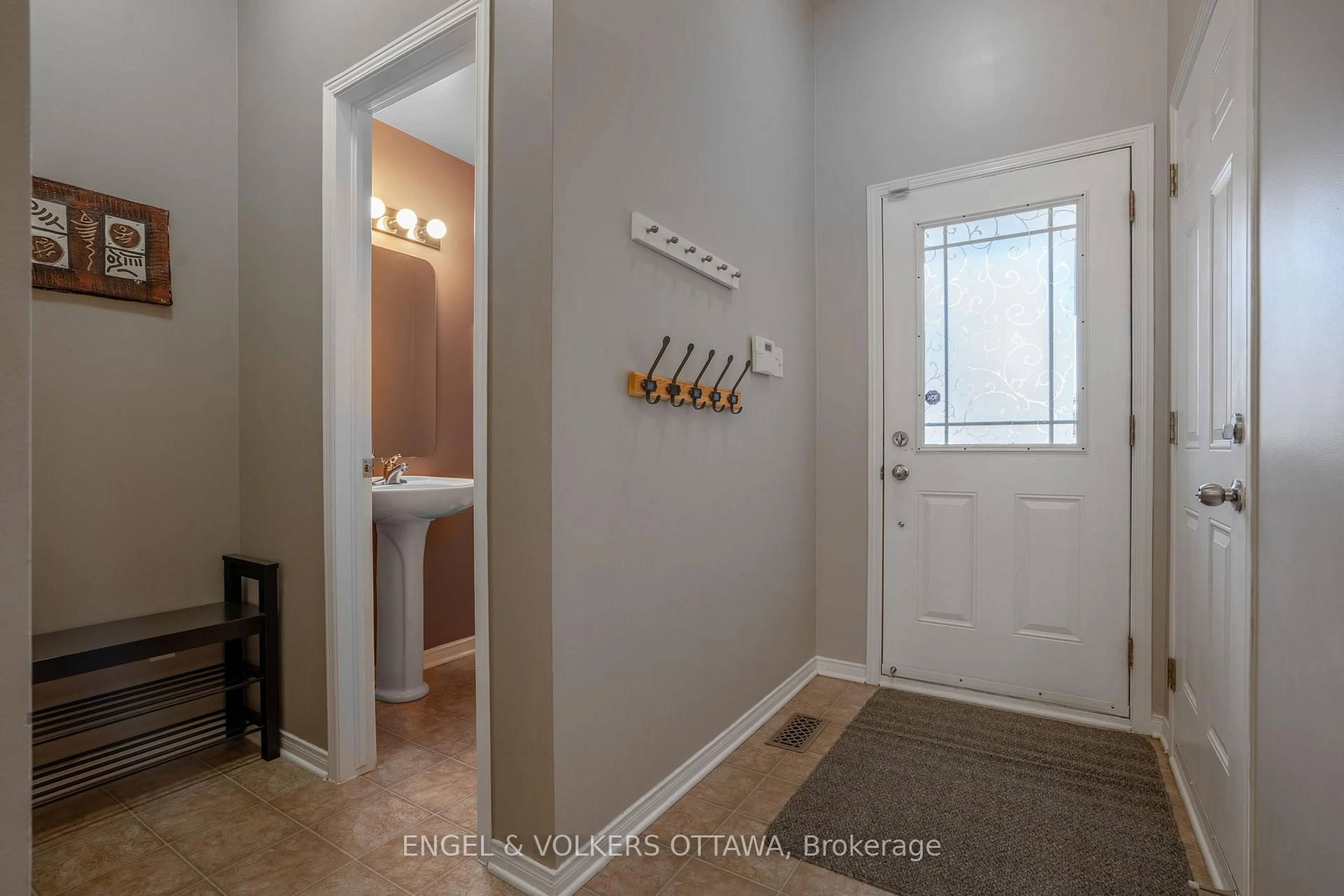 Indoor entryway for 1031 Capreol St, Orleans Ontario K4A 4Z7