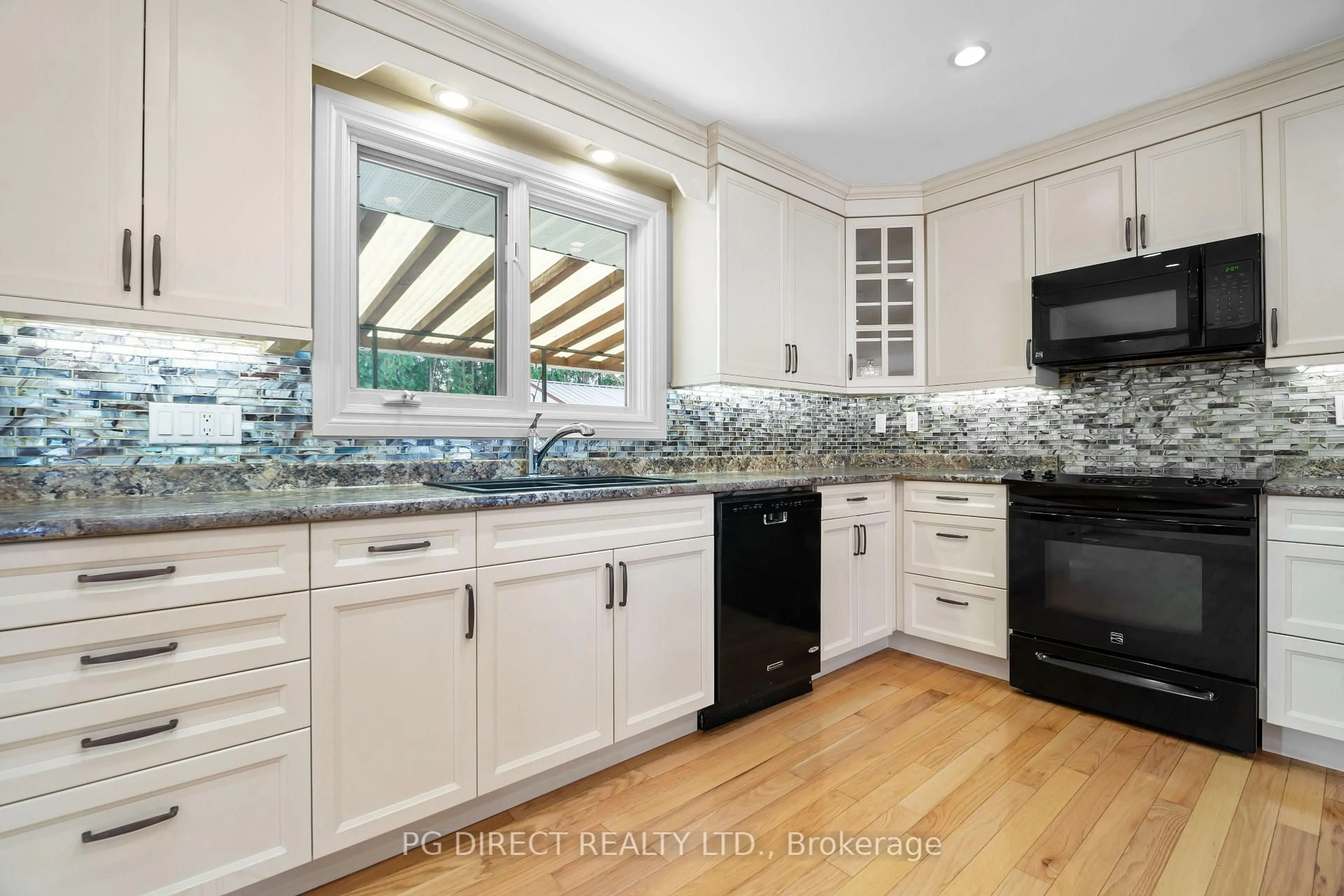 Contemporary kitchen, ceramic/tile floor for 540 Ottawa St, Mattawa Ontario P0H 1V0