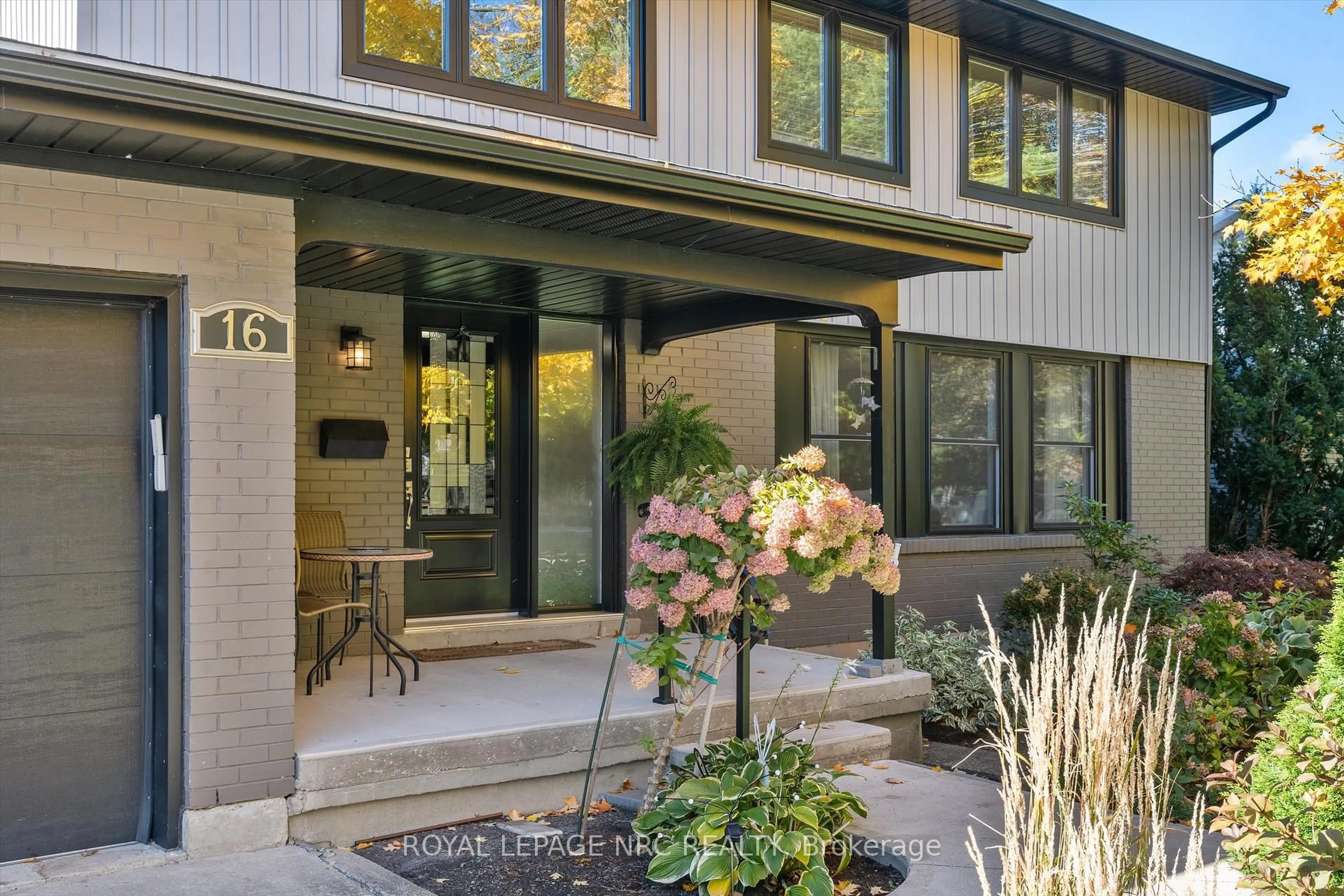 Patio, street for 16 Briarfield Cres, St. Catharines Ontario L2T 3T5