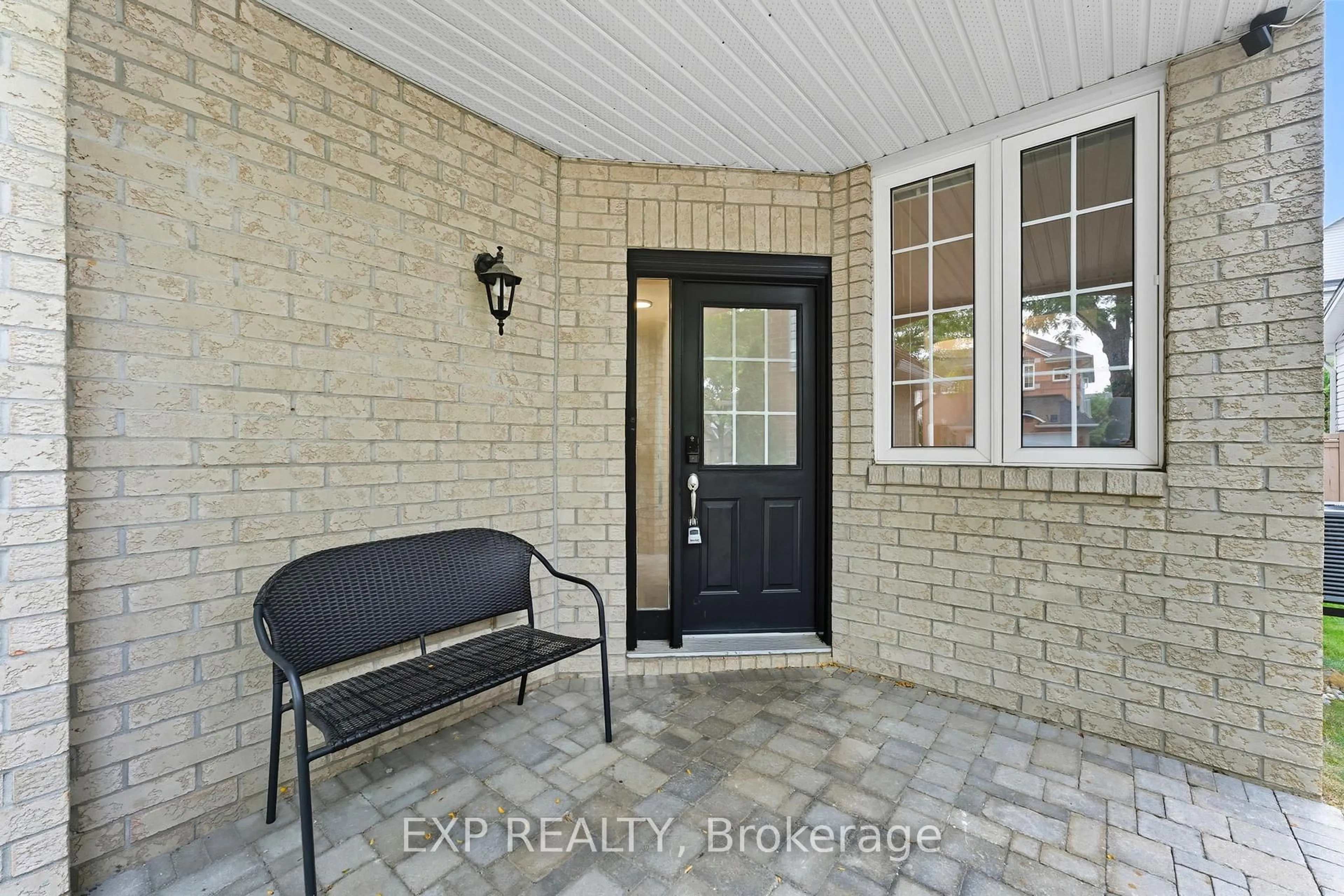 Indoor entryway for 16 North Harrow Dr, Ottawa Ontario K2J 4V7