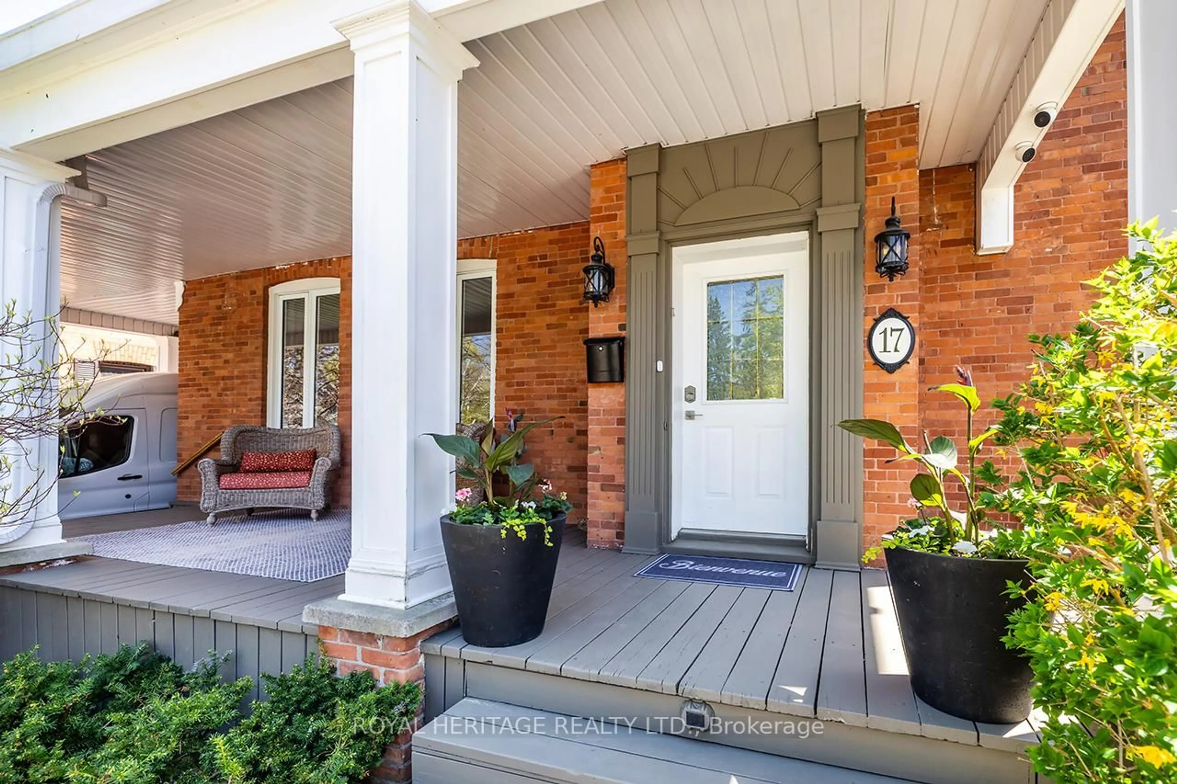 Indoor entryway for 17 Francis St, Kawartha Lakes Ontario K9V 3R7