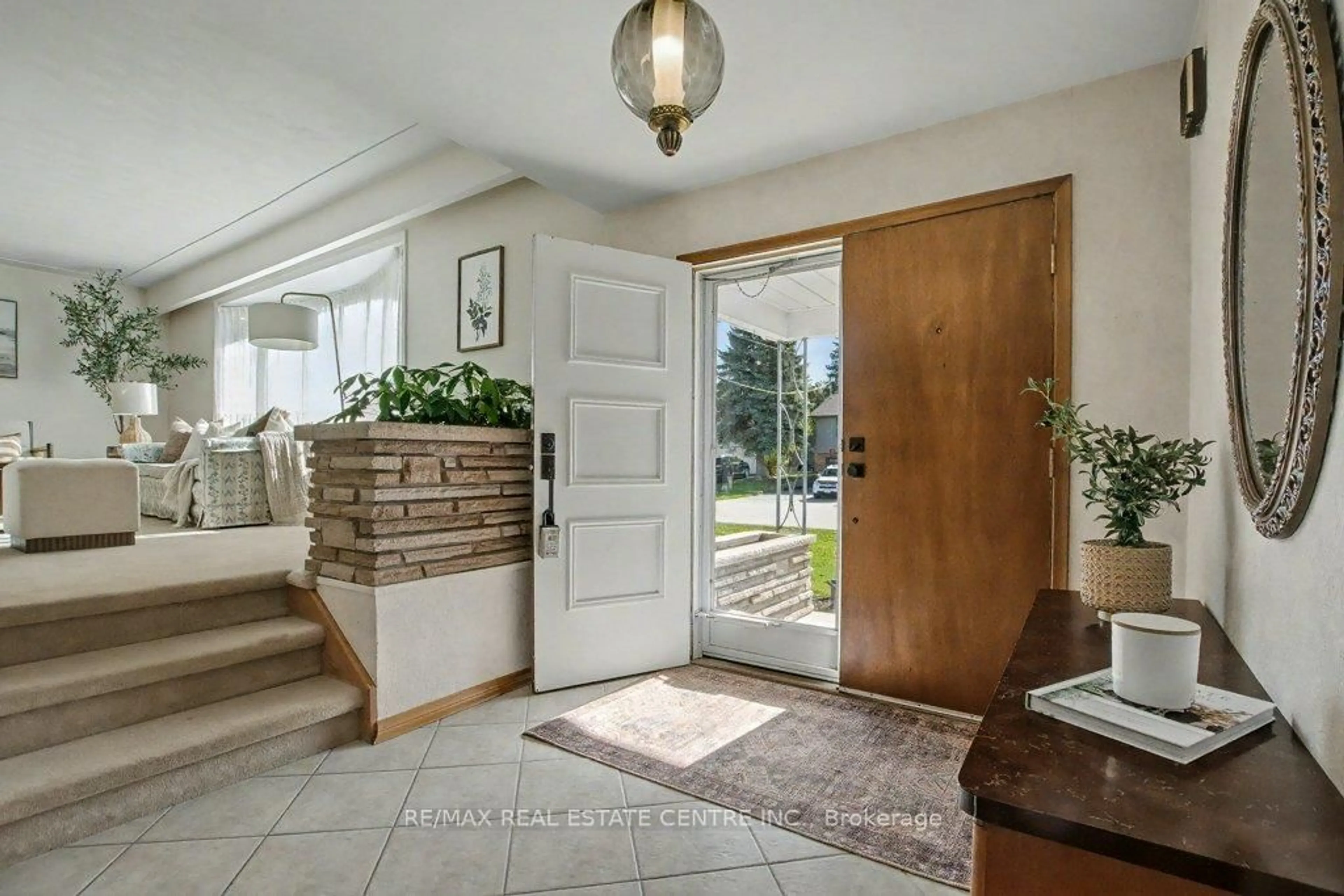 Indoor entryway for 132 Carson Dr, Kitchener Ontario N2B 2Z2