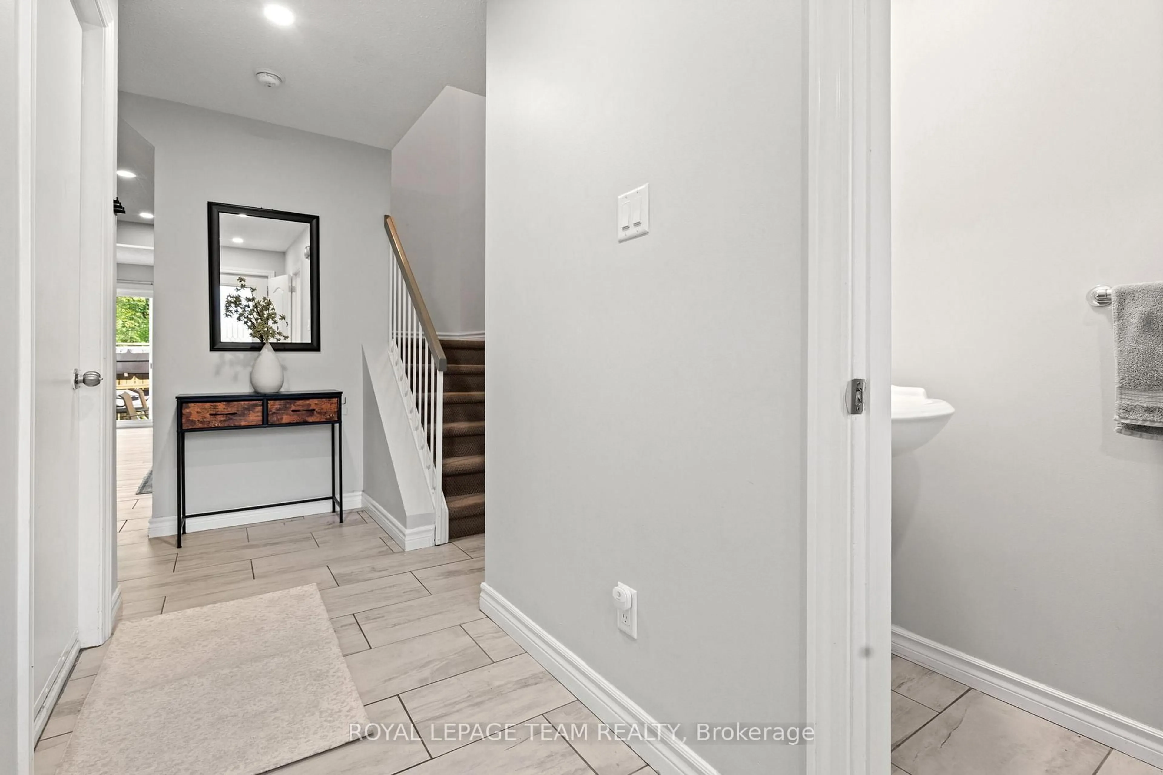 Indoor entryway for 1578 Cheevers Cres, Orleans Ontario K4A 2J8