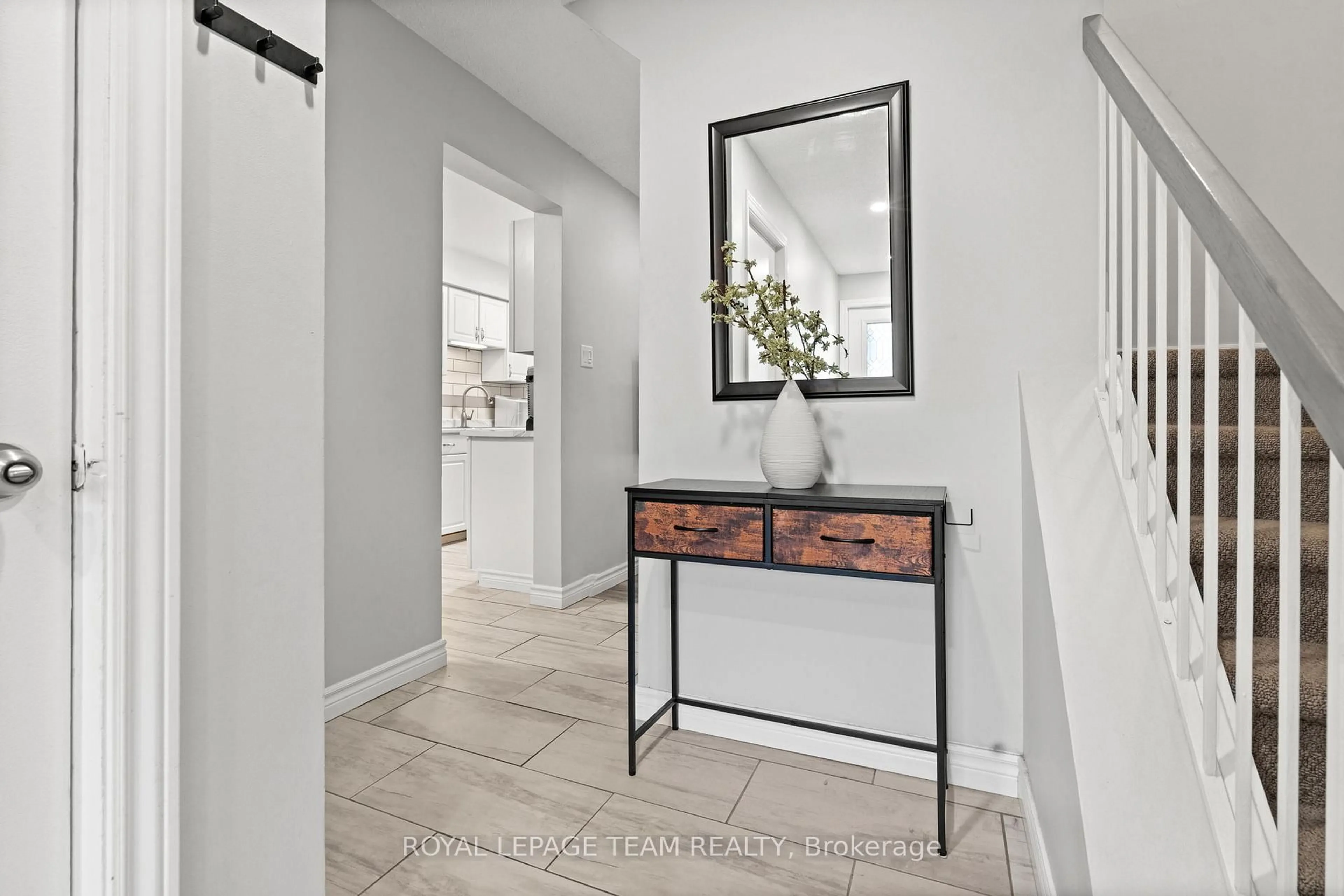 Indoor entryway for 1578 Cheevers Cres, Orleans Ontario K4A 2J8