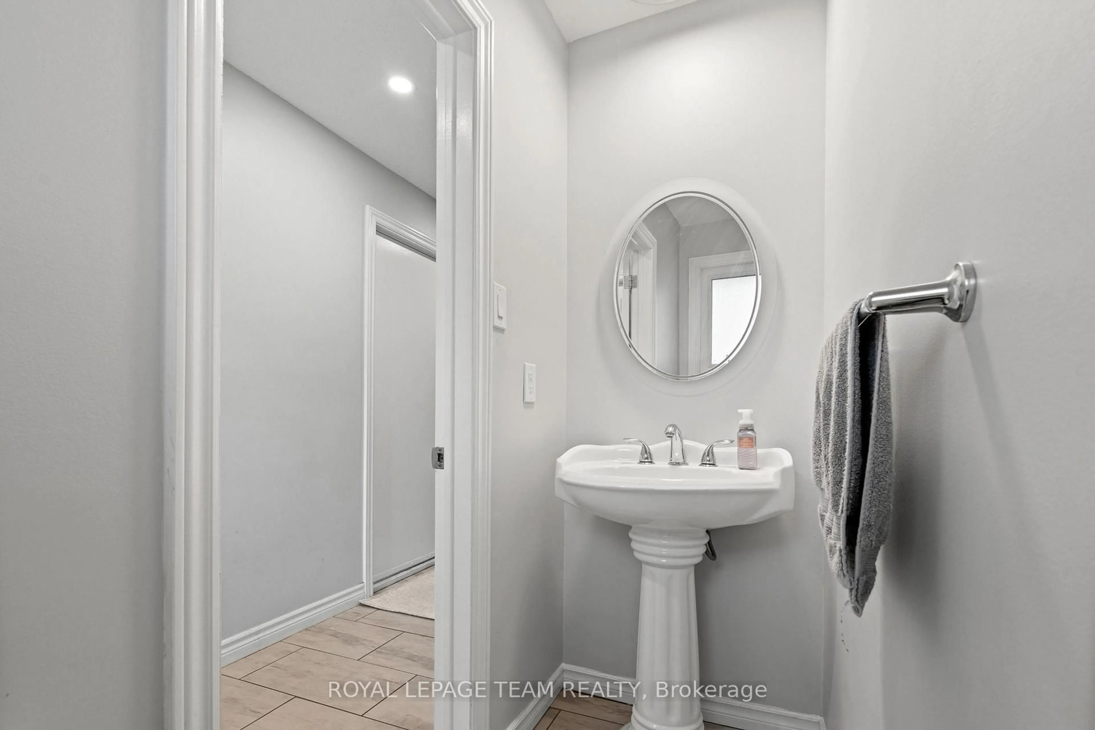 Standard bathroom, unknown for 1578 Cheevers Cres, Orleans Ontario K4A 2J8