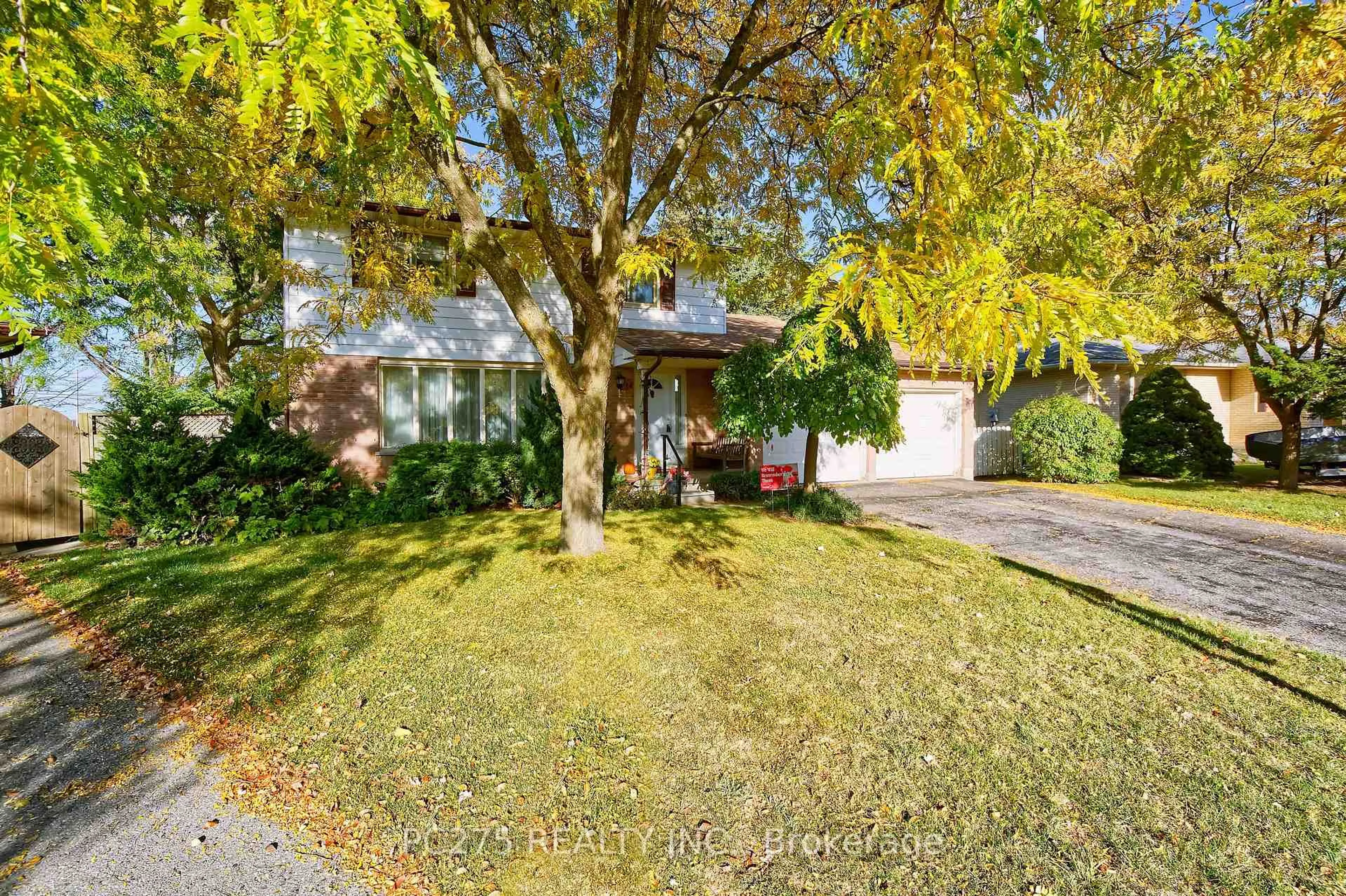 A pic from outside/outdoor area/front of a property/back of a property/a pic from drone, street for 34 Thackerey Pl, London North Ontario N6G 3E7