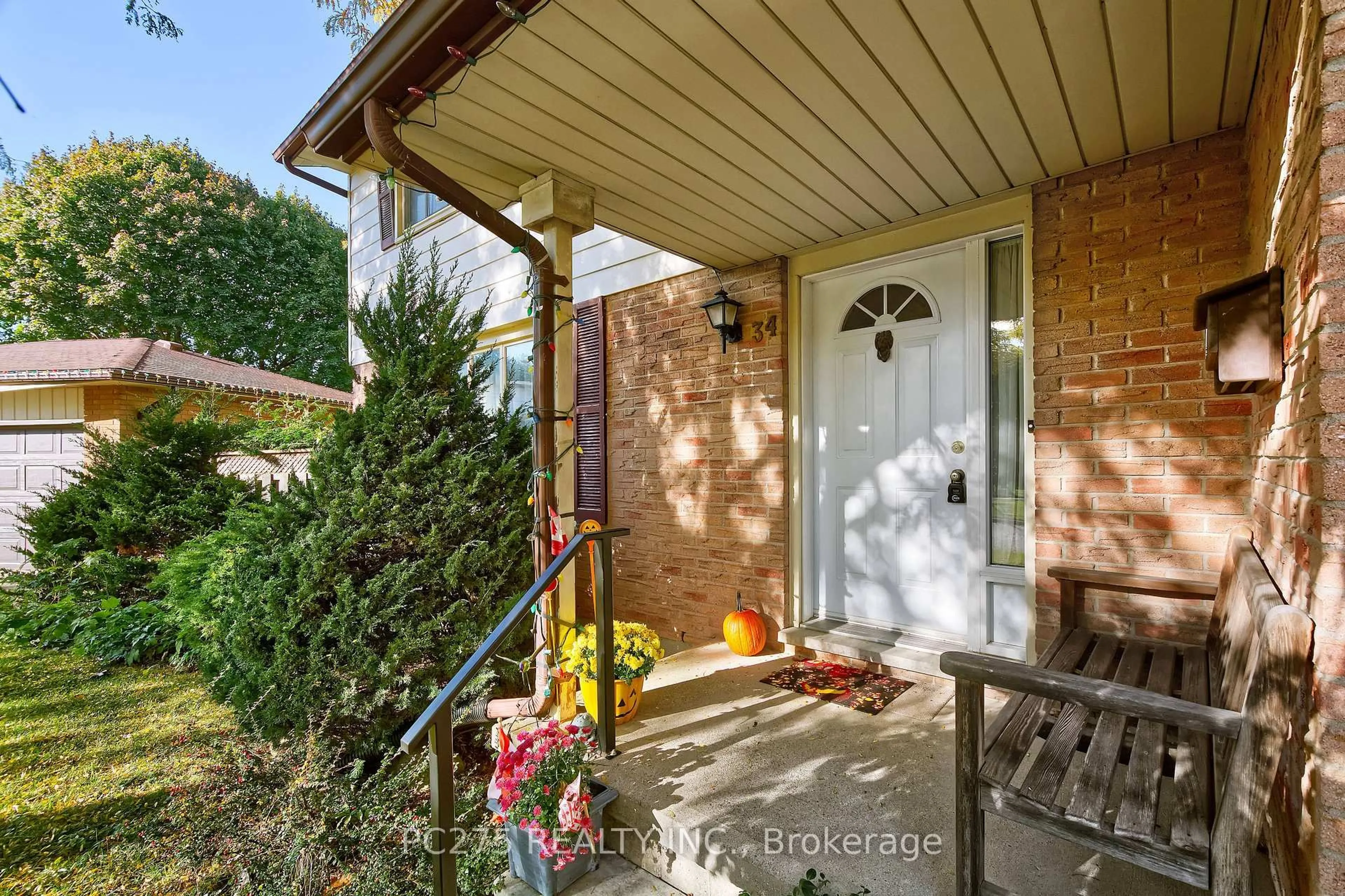 Indoor entryway for 34 Thackerey Pl, London North Ontario N6G 3E7