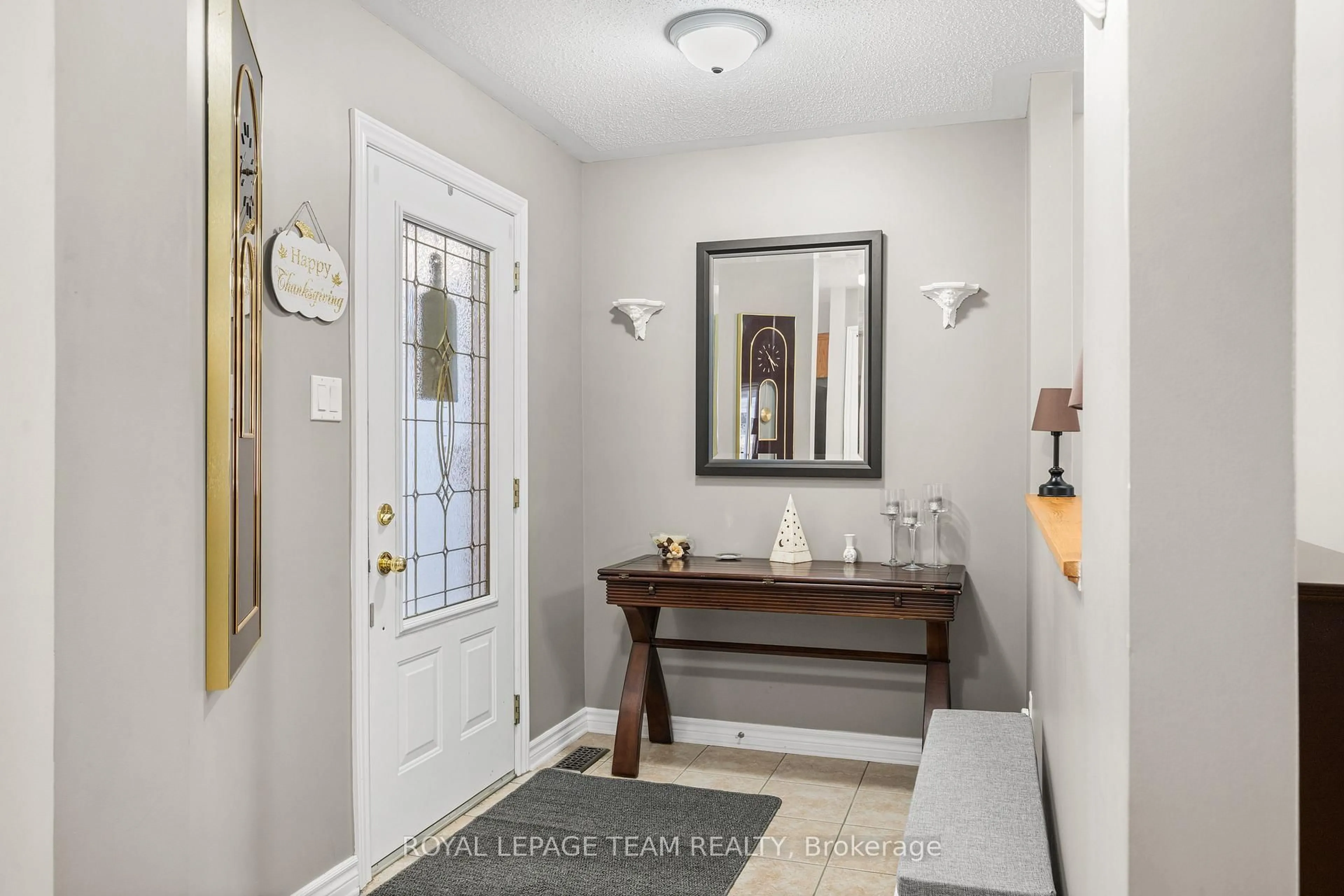 Indoor entryway for 16 Spinney Way, Ottawa Ontario K2J 4Y8
