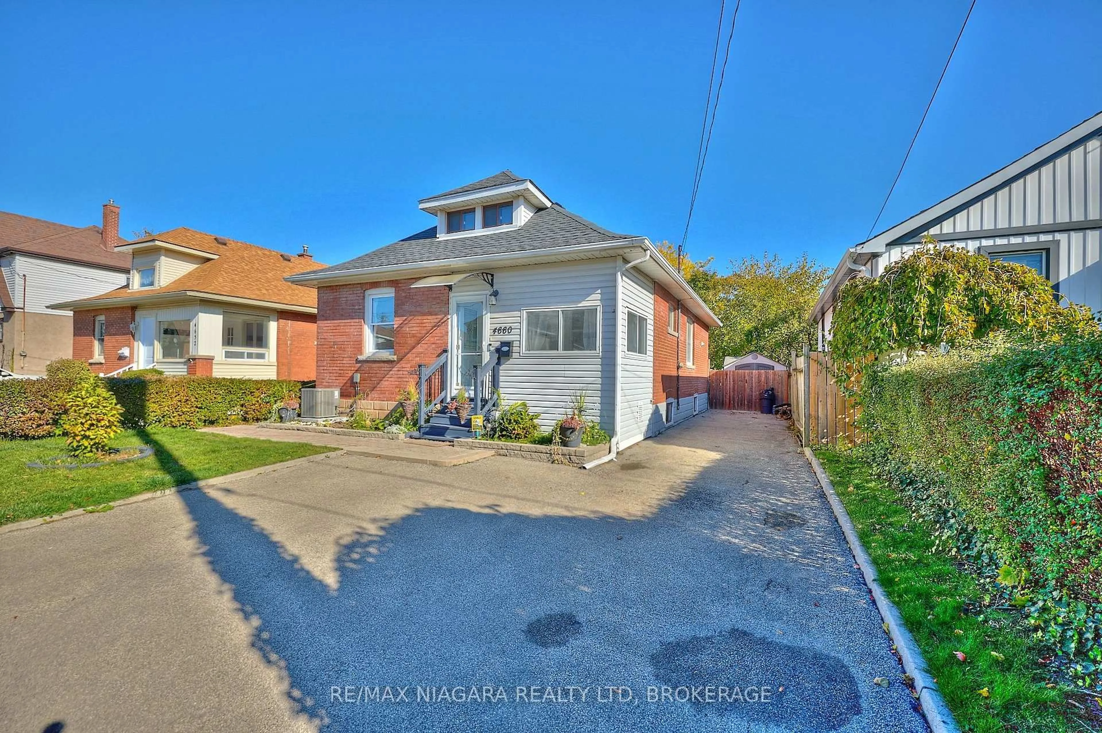 A pic from outside/outdoor area/front of a property/back of a property/a pic from drone, street for 4660 SIXTH Ave, Niagara Falls Ontario L2E 4T5