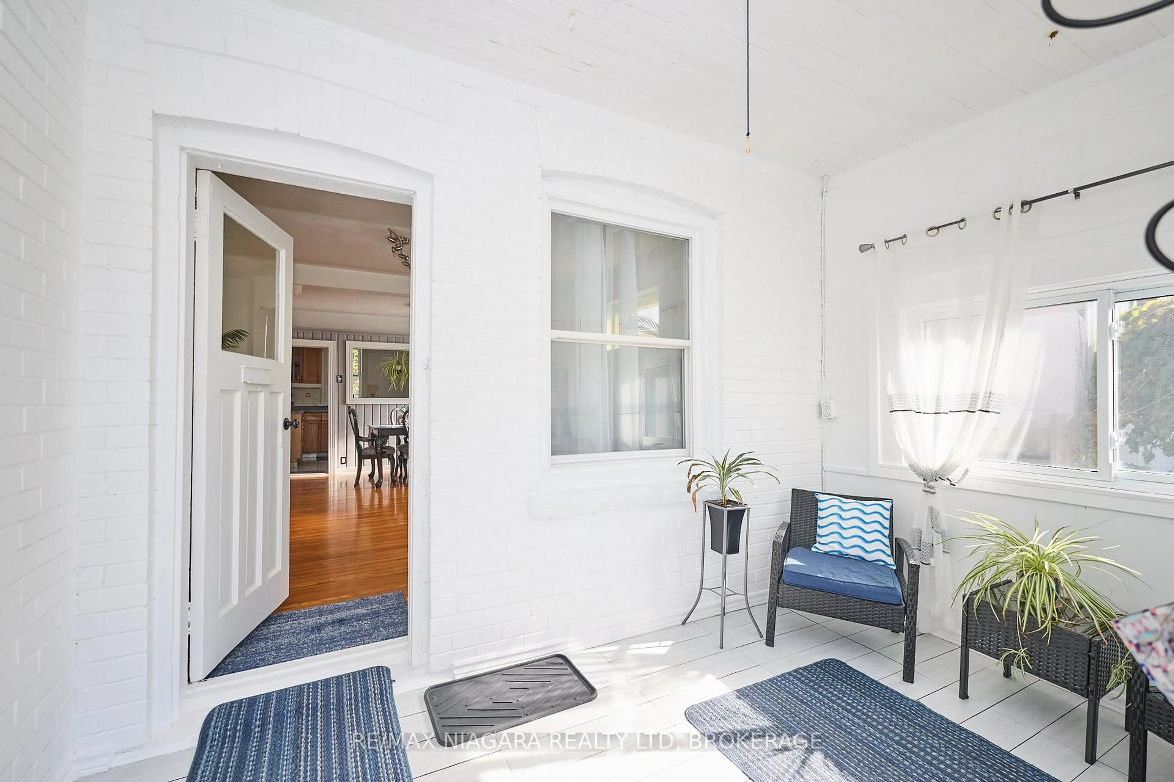 Indoor entryway for 4660 SIXTH Ave, Niagara Falls Ontario L2E 4T5