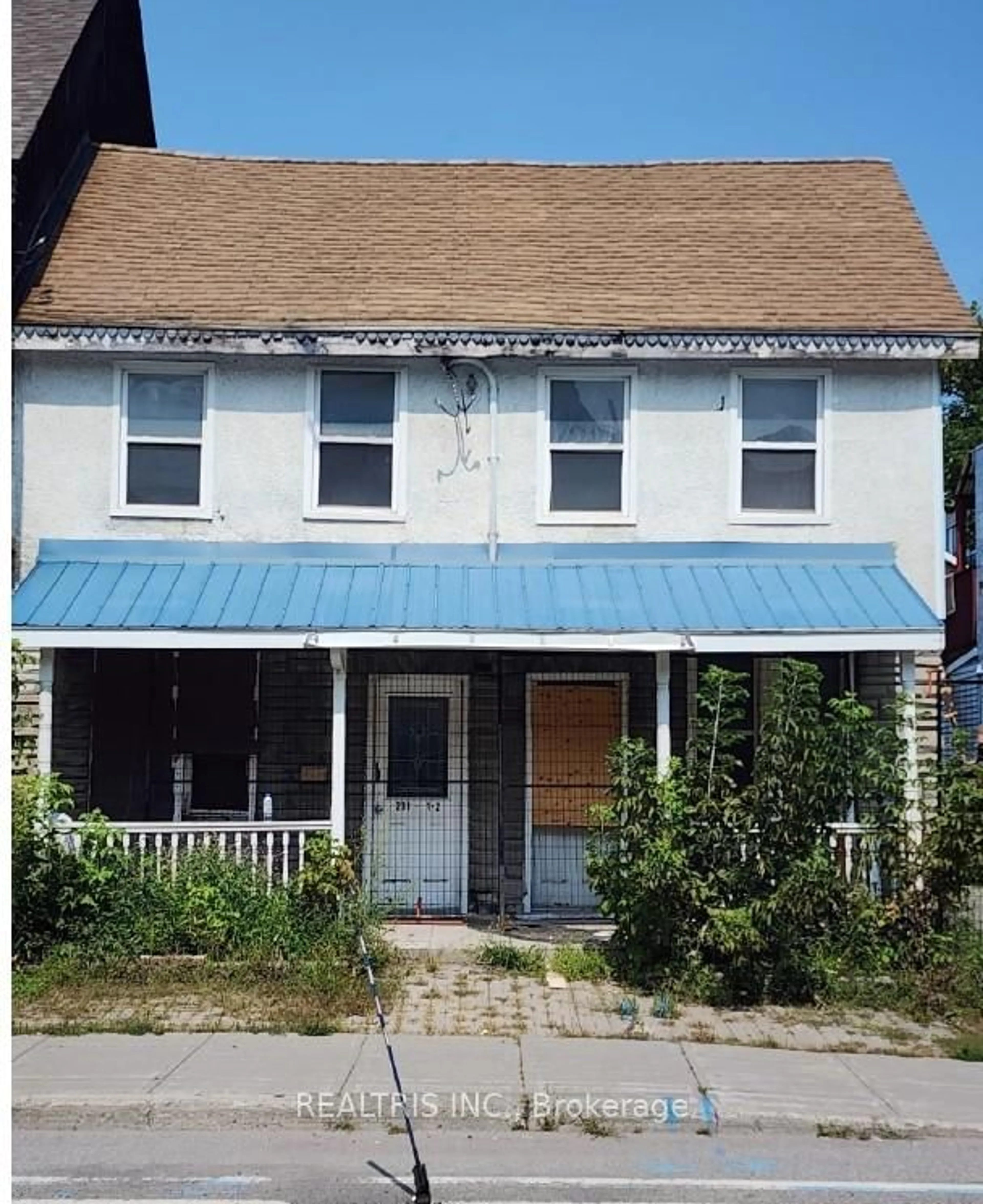 Home with vinyl exterior material, street for 231-233 St. Patrick St, Ottawa Ontario K1N 5K2