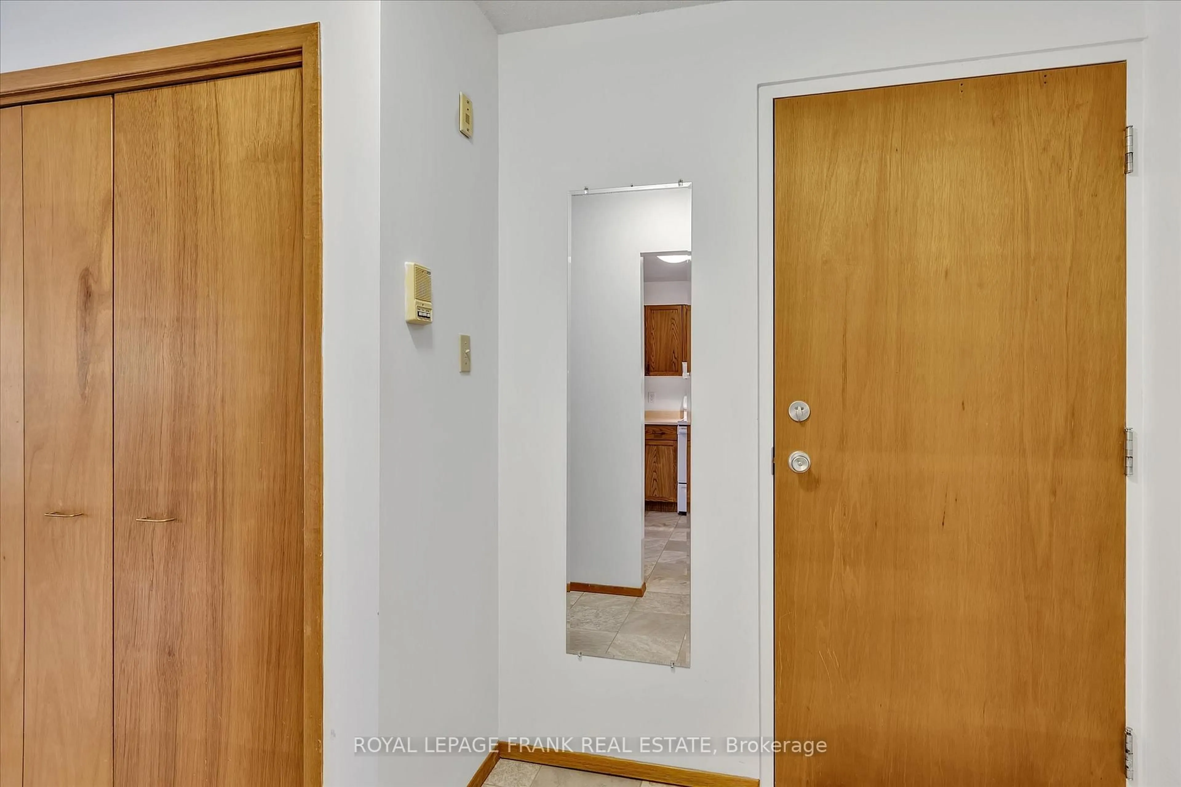 Indoor foyer for 2406 Mountland Dr #201, Peterborough West Ontario K9K 2E1