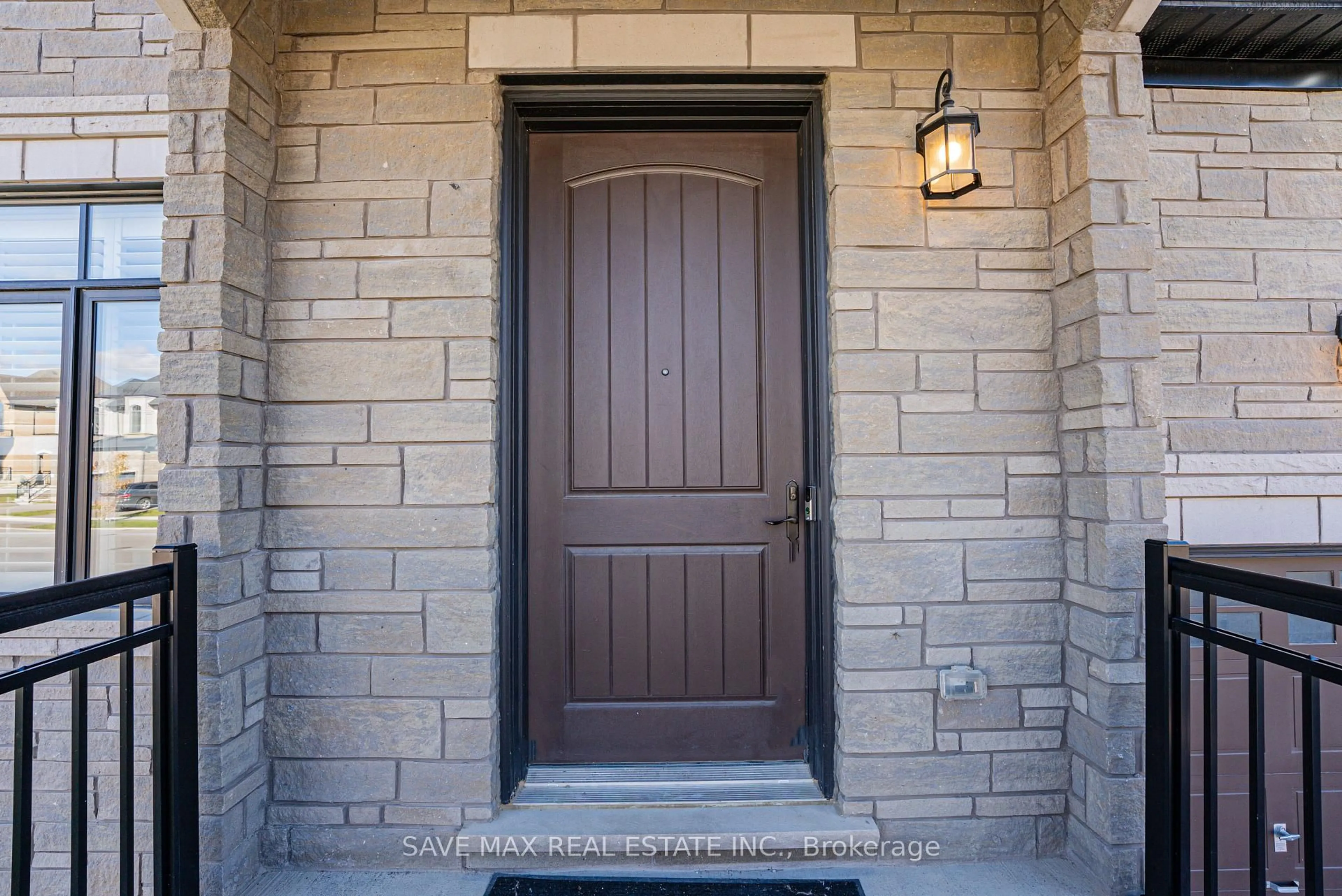 Indoor entryway for 1250 UPPER THAMES Dr, Woodstock Ontario N4T 0M9