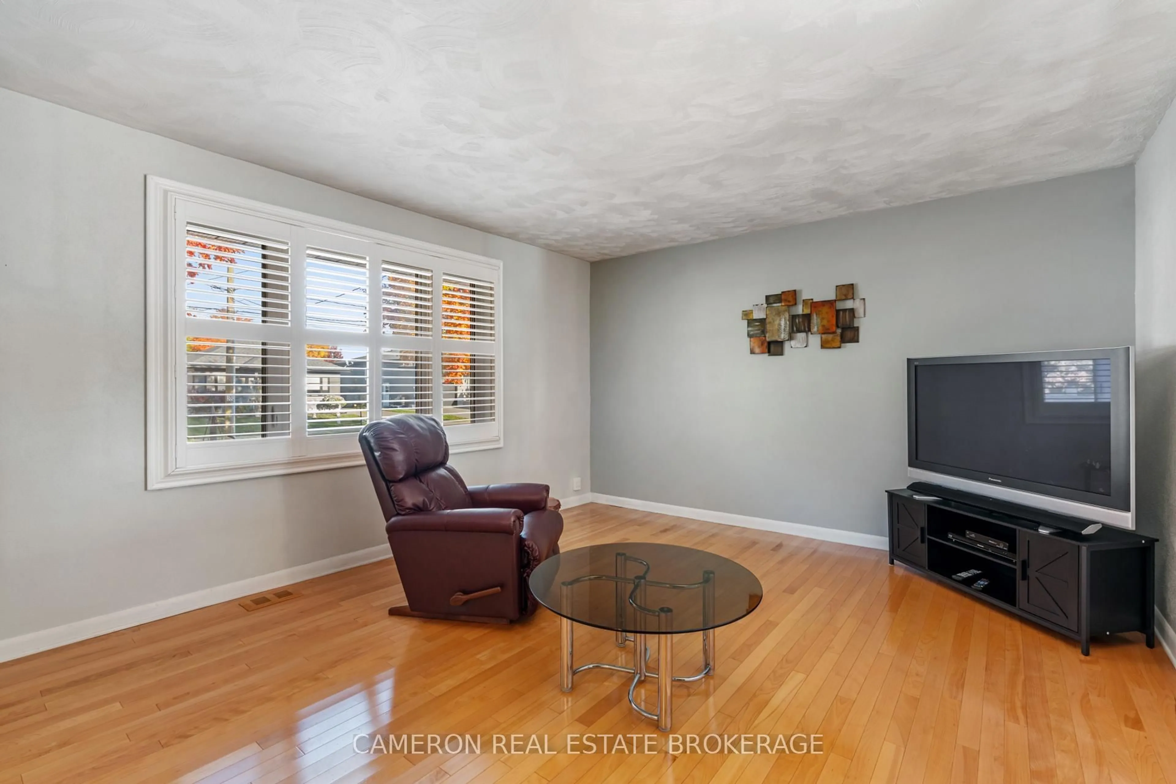 Living room with furniture, unknown for 127 Anthony St, Cornwall Ontario K6H 5J9