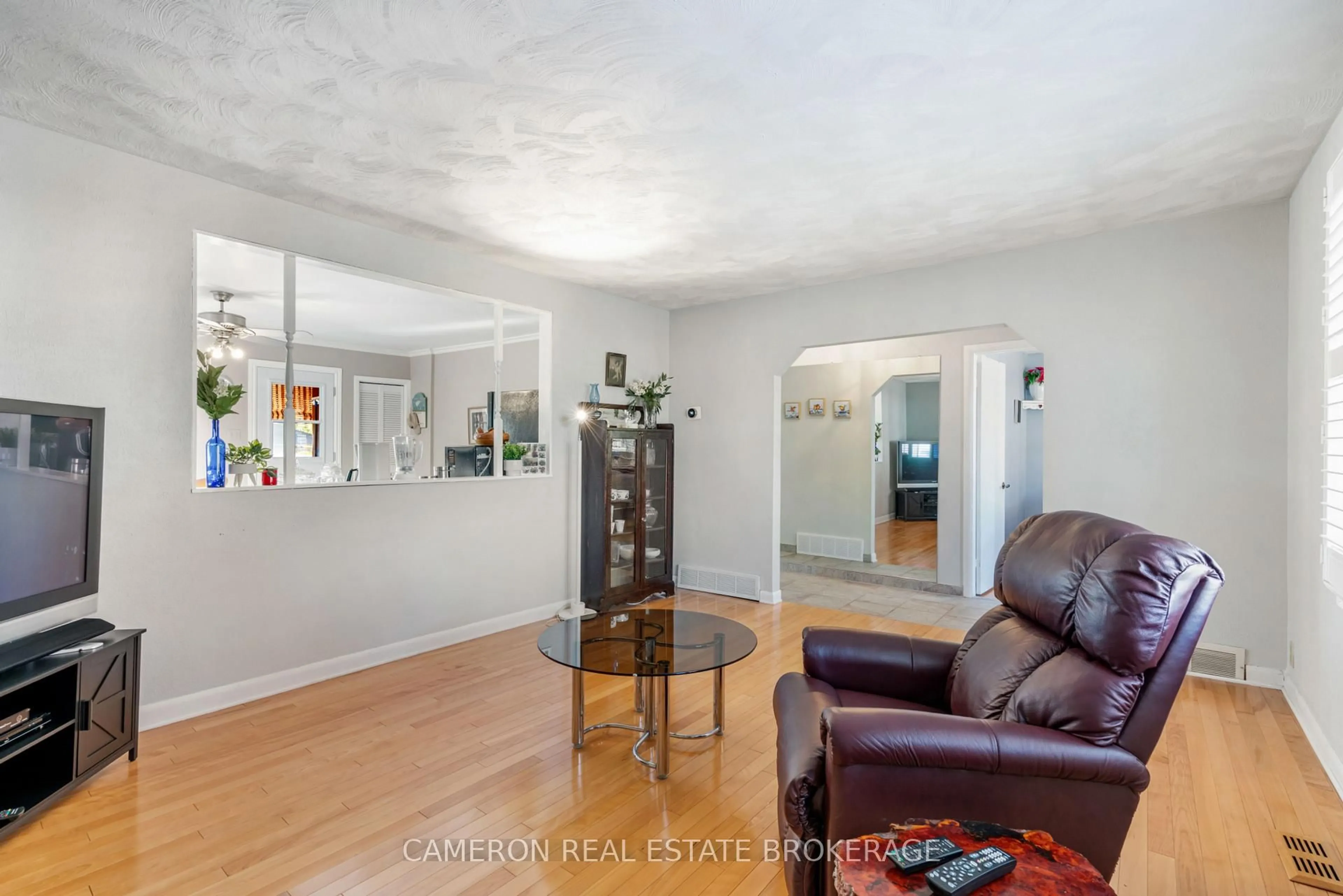 Living room with furniture, unknown for 127 Anthony St, Cornwall Ontario K6H 5J9