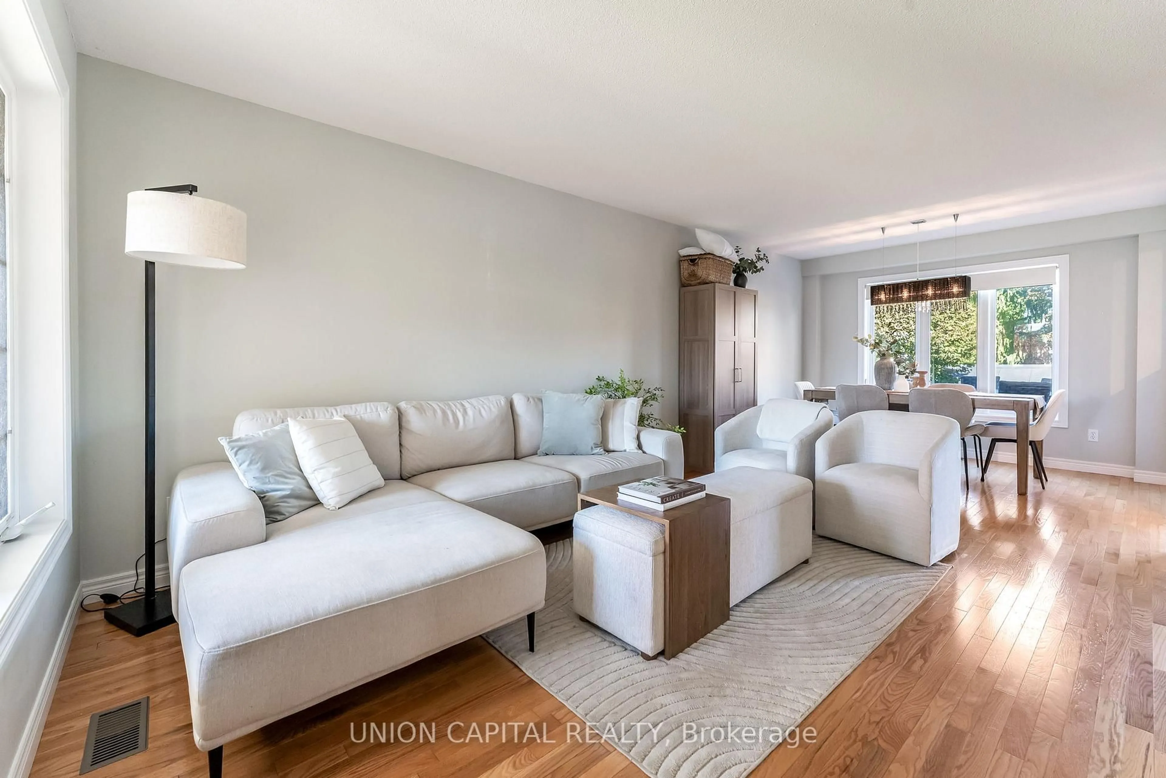 Living room with furniture, unknown for 28 Lang Crt, Kawartha Lakes Ontario K9V 6E5