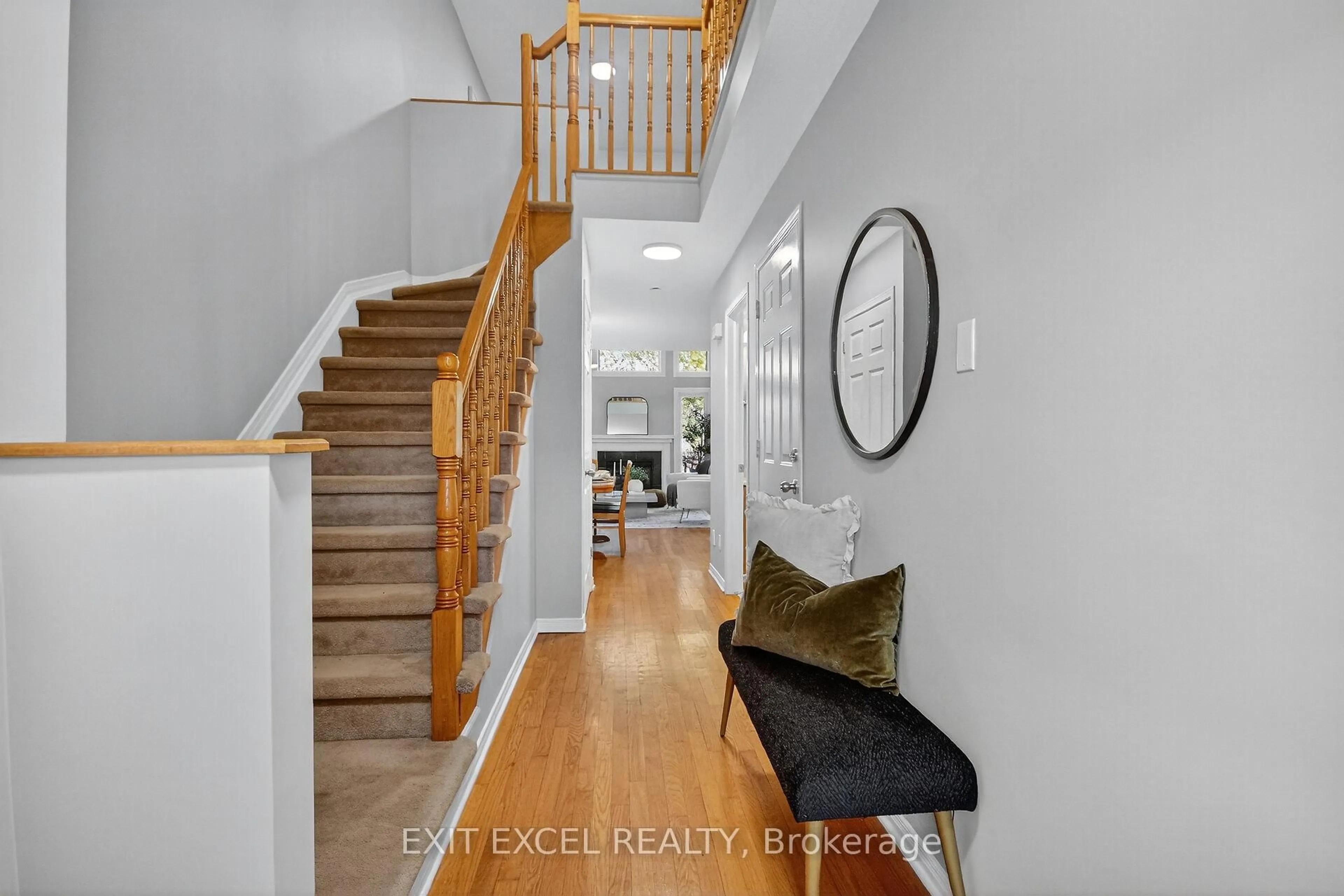 Indoor entryway for 36 Calaveras Ave, Ottawa Ontario K2J 4Z4