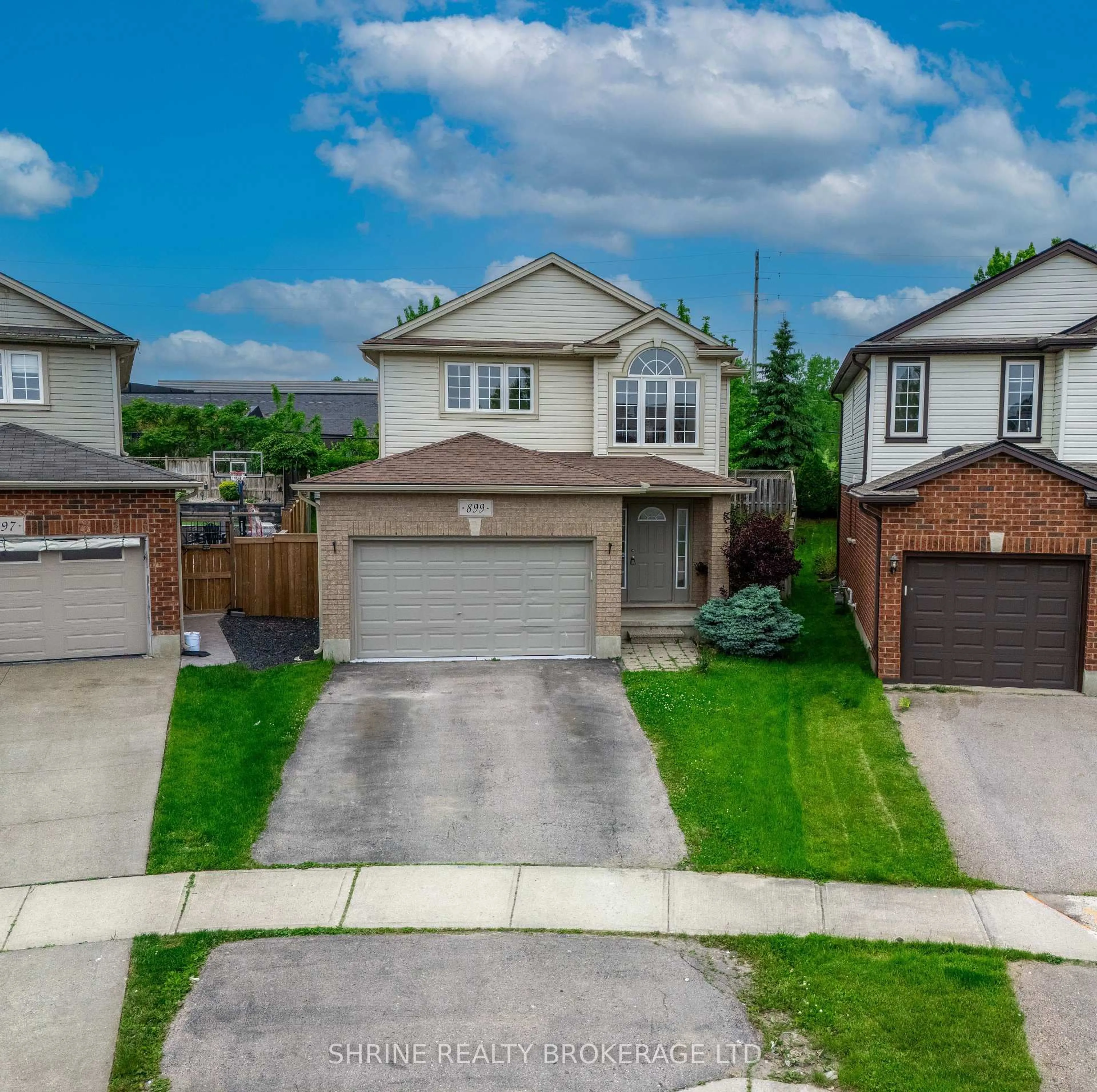 A pic from outside/outdoor area/front of a property/back of a property/a pic from drone, street for 899 Bradshaw Cres, London North Ontario N5X 0B6
