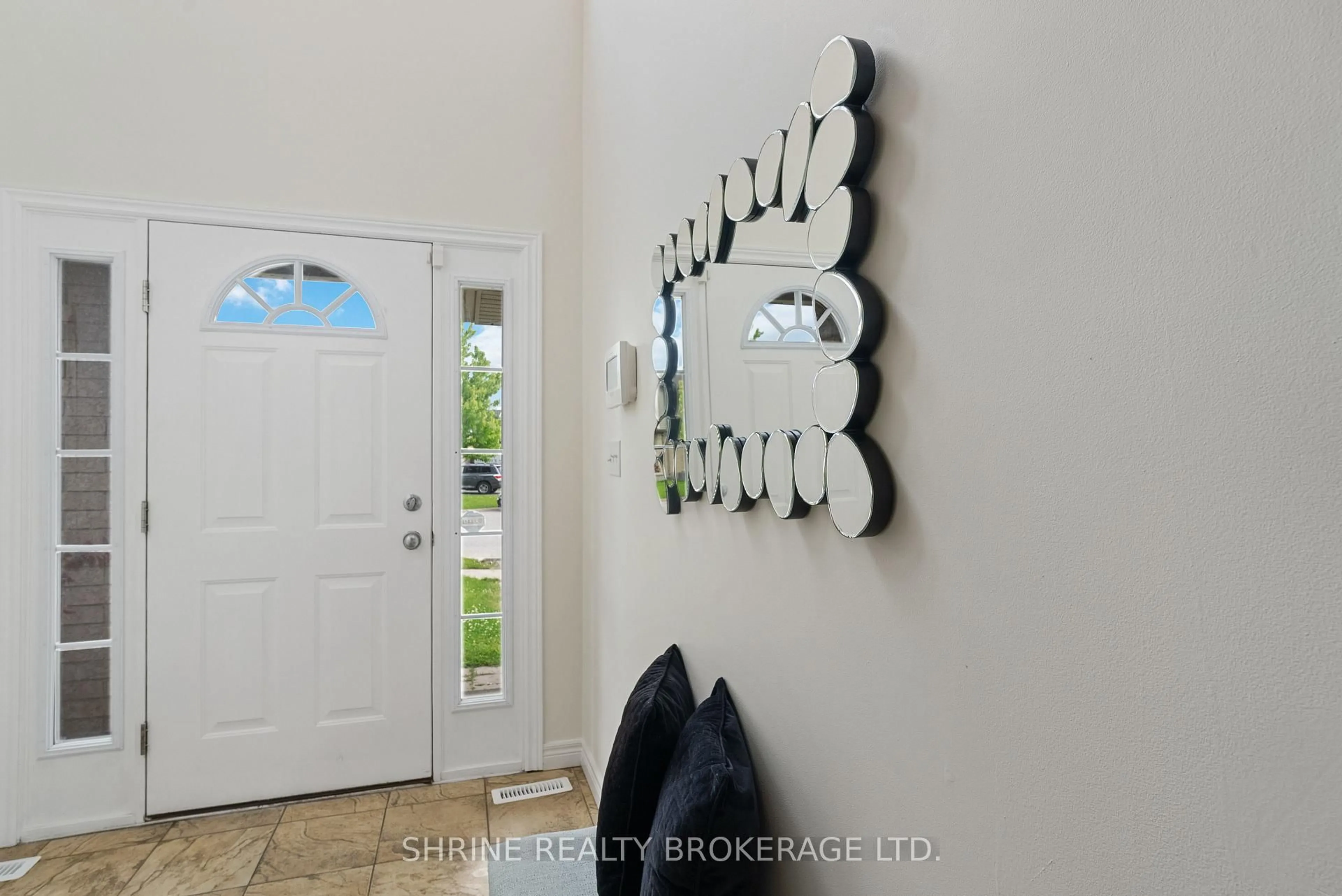 Indoor entryway for 899 Bradshaw Cres, London North Ontario N5X 0B6
