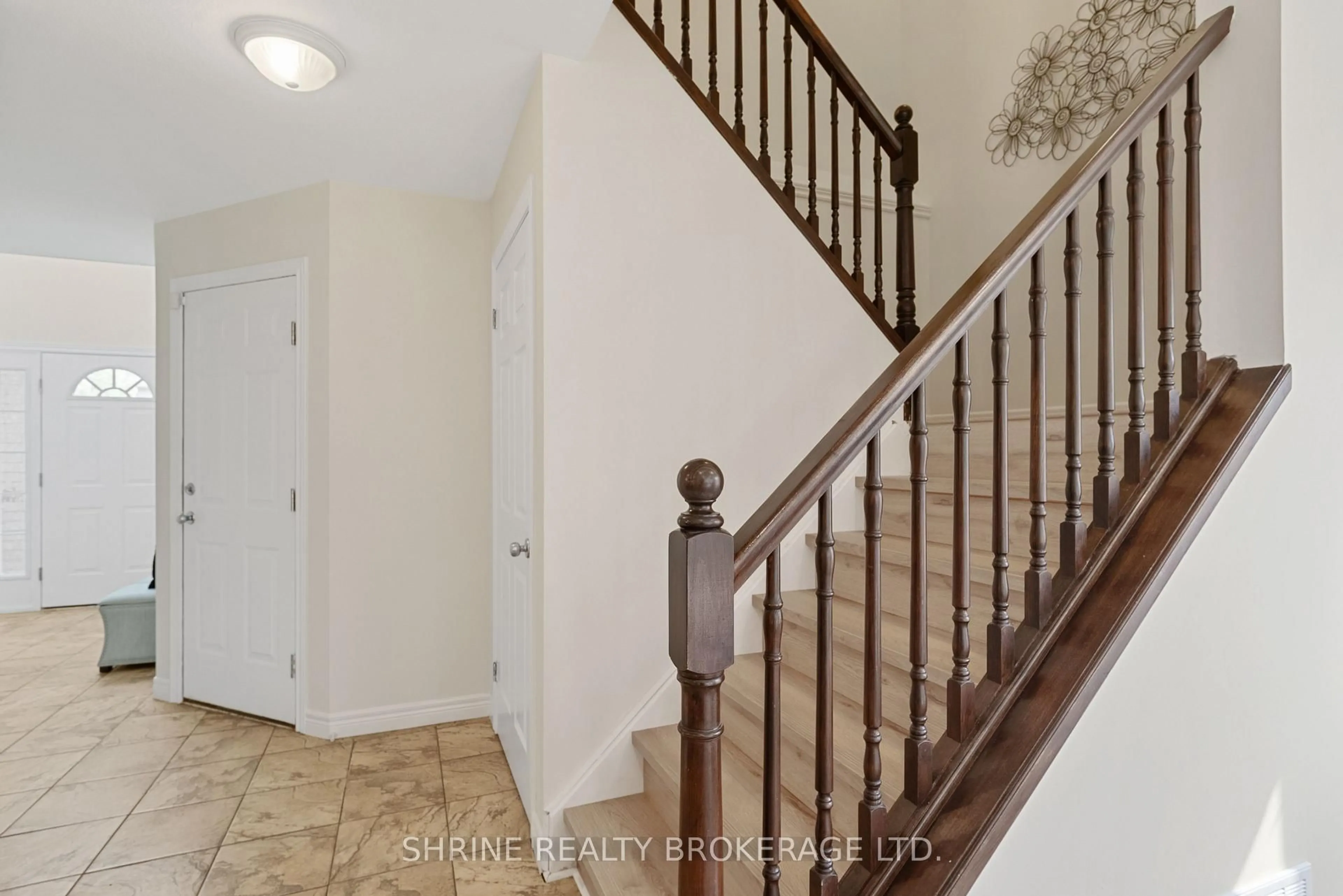 Indoor entryway for 899 Bradshaw Cres, London North Ontario N5X 0B6