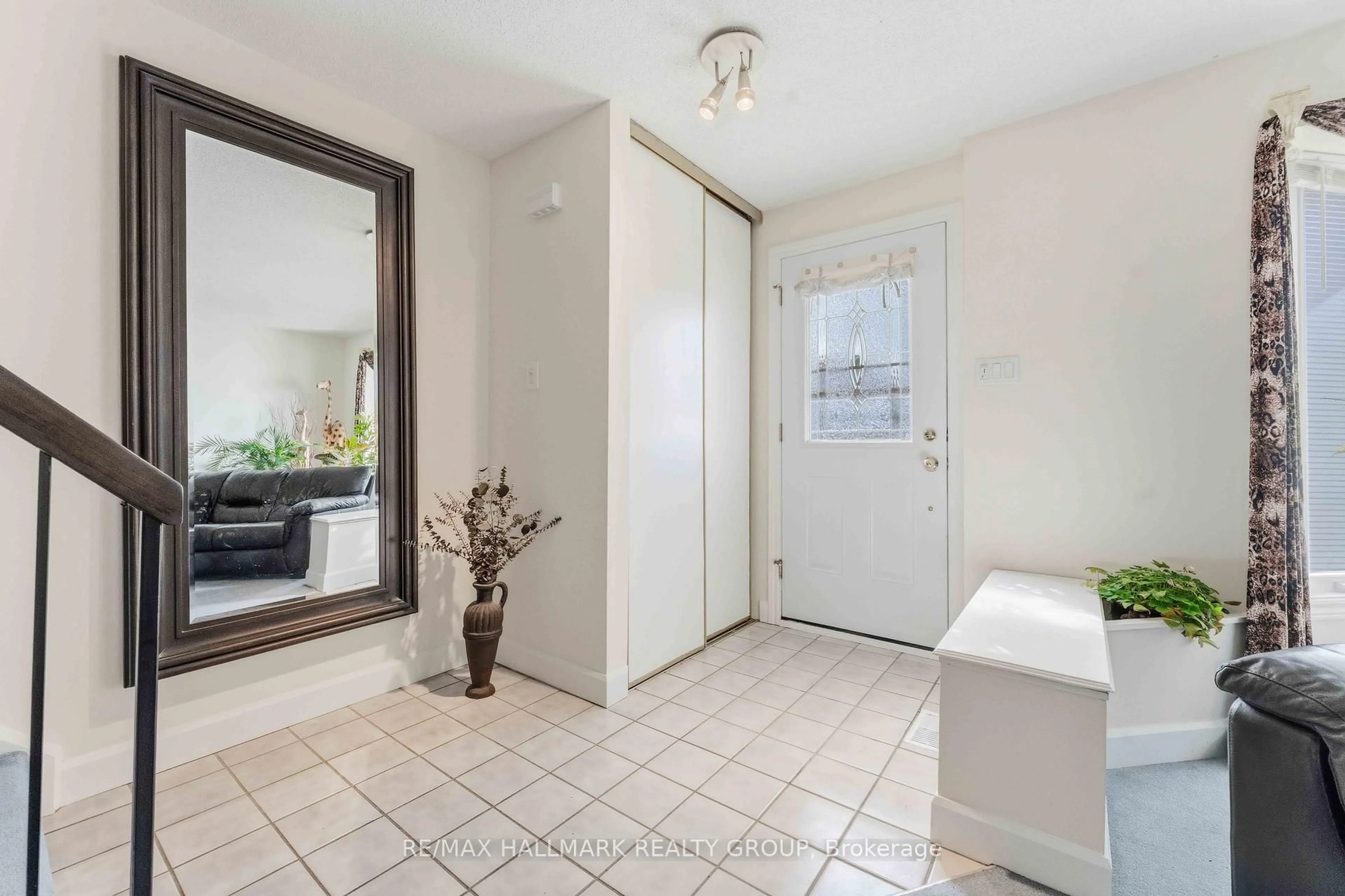 Indoor entryway for 941 Cookshire Cres, Ottawa Ontario K4A 3K4