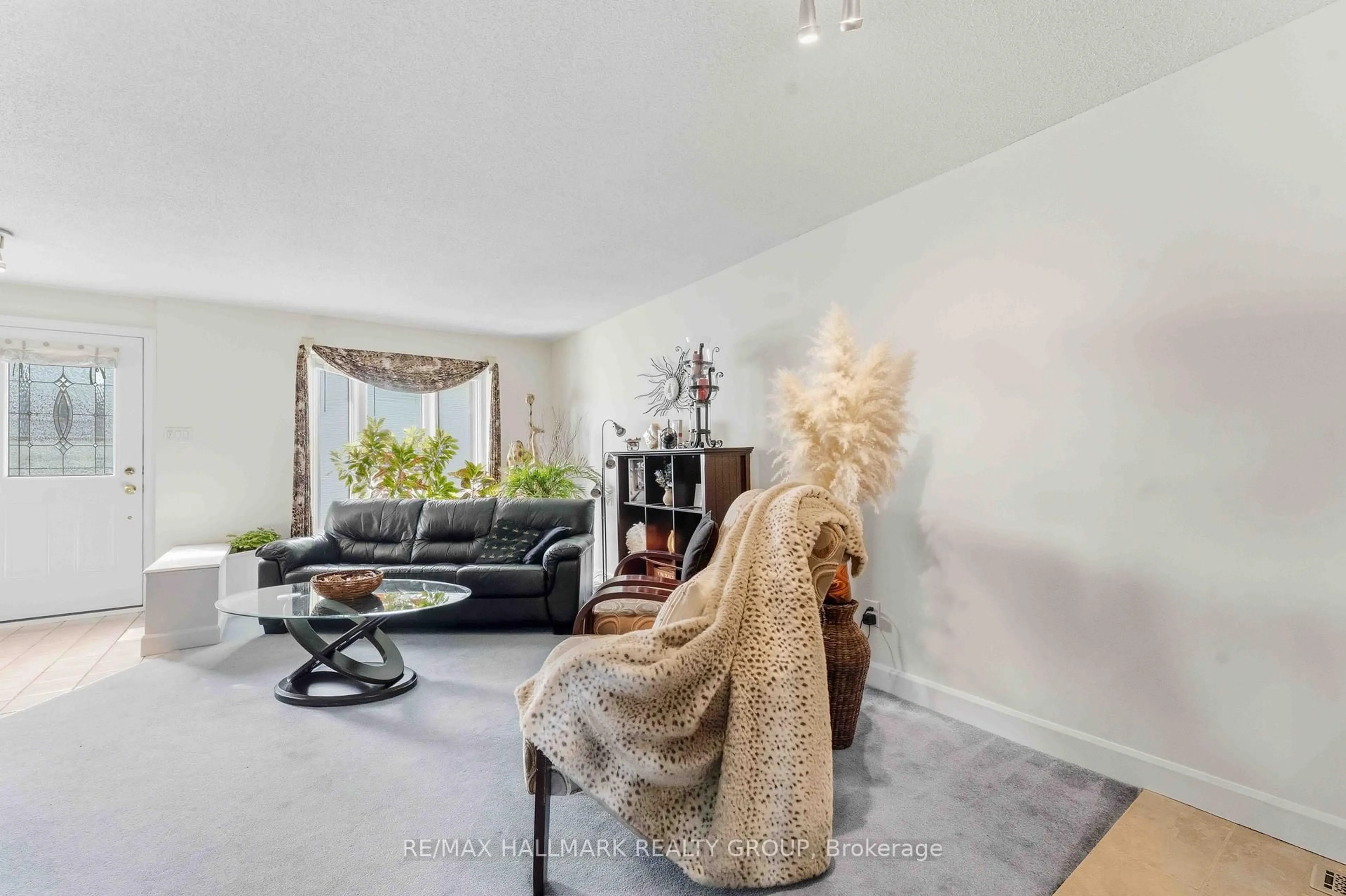 Living room with furniture, unknown for 941 Cookshire Cres, Ottawa Ontario K4A 3K4