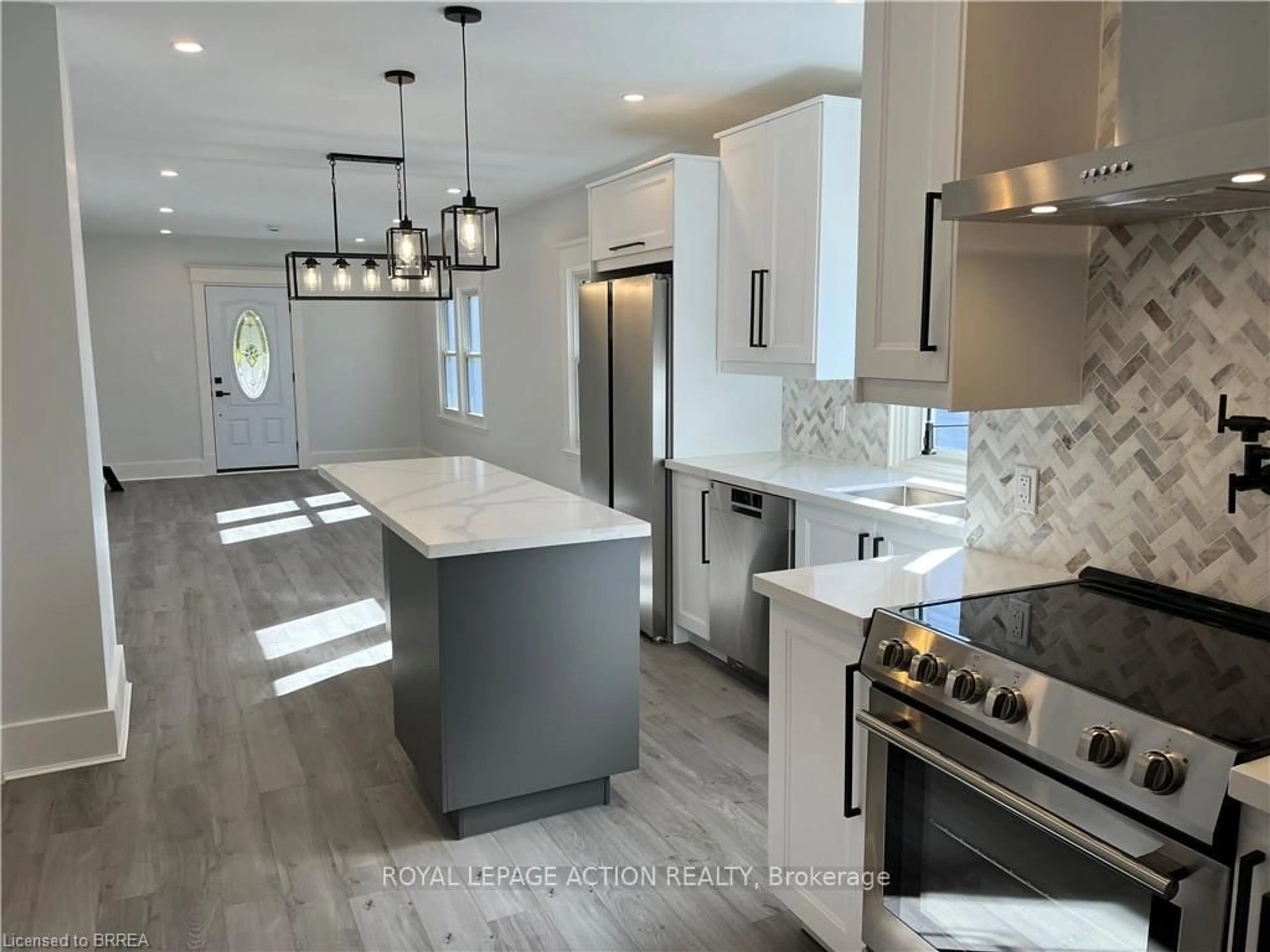 Open concept kitchen, ceramic/tile floor for 71 Sherwood Dr, Brantford Ontario N3T 1N3